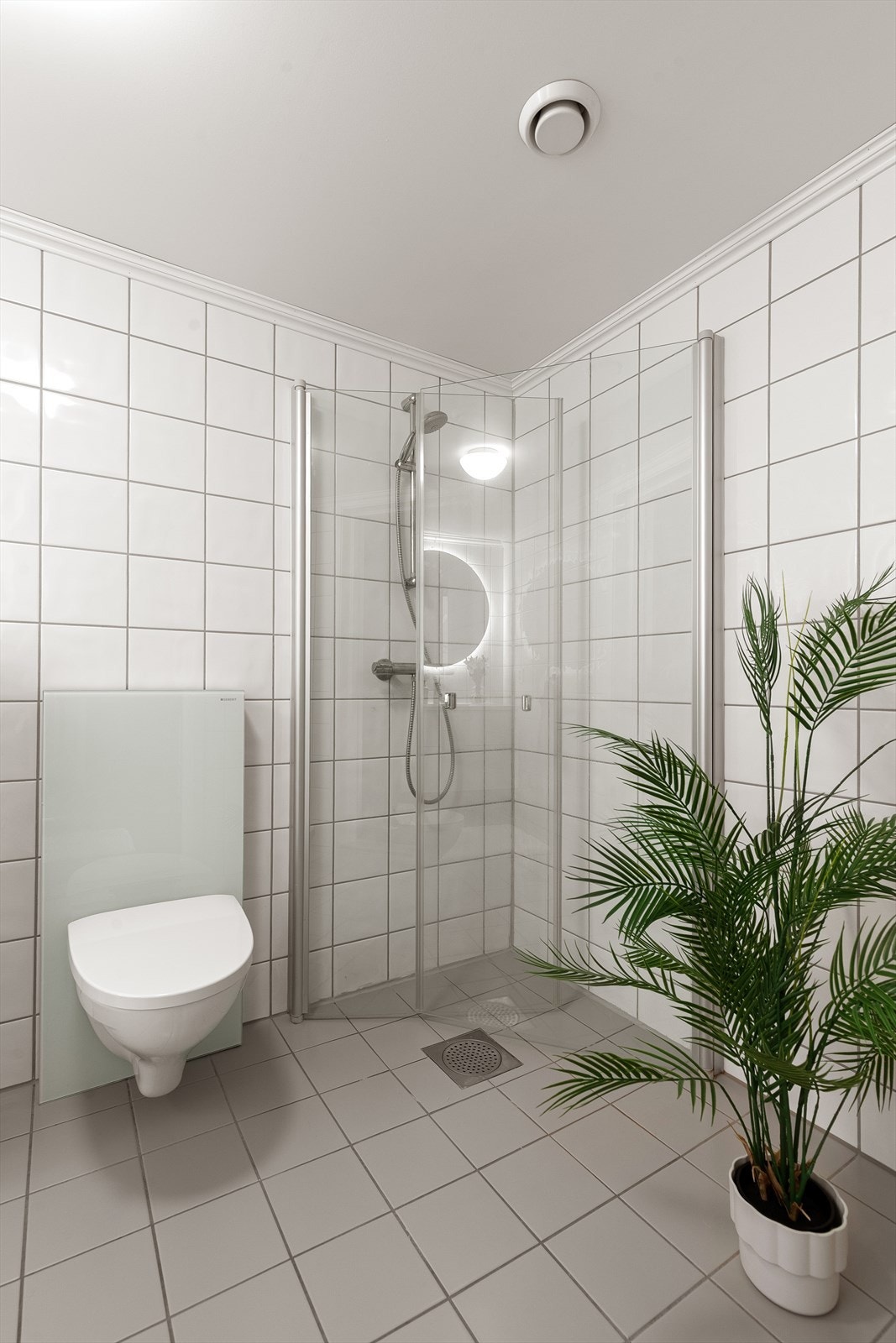 Badet er helfliset, med varmekabler i gulv Galleribilde