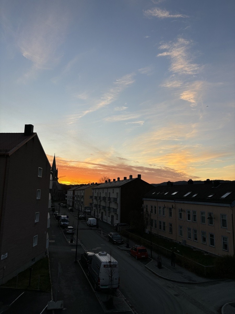 Utsikt fra balkong mot Lademoen kirke. Galleribilde