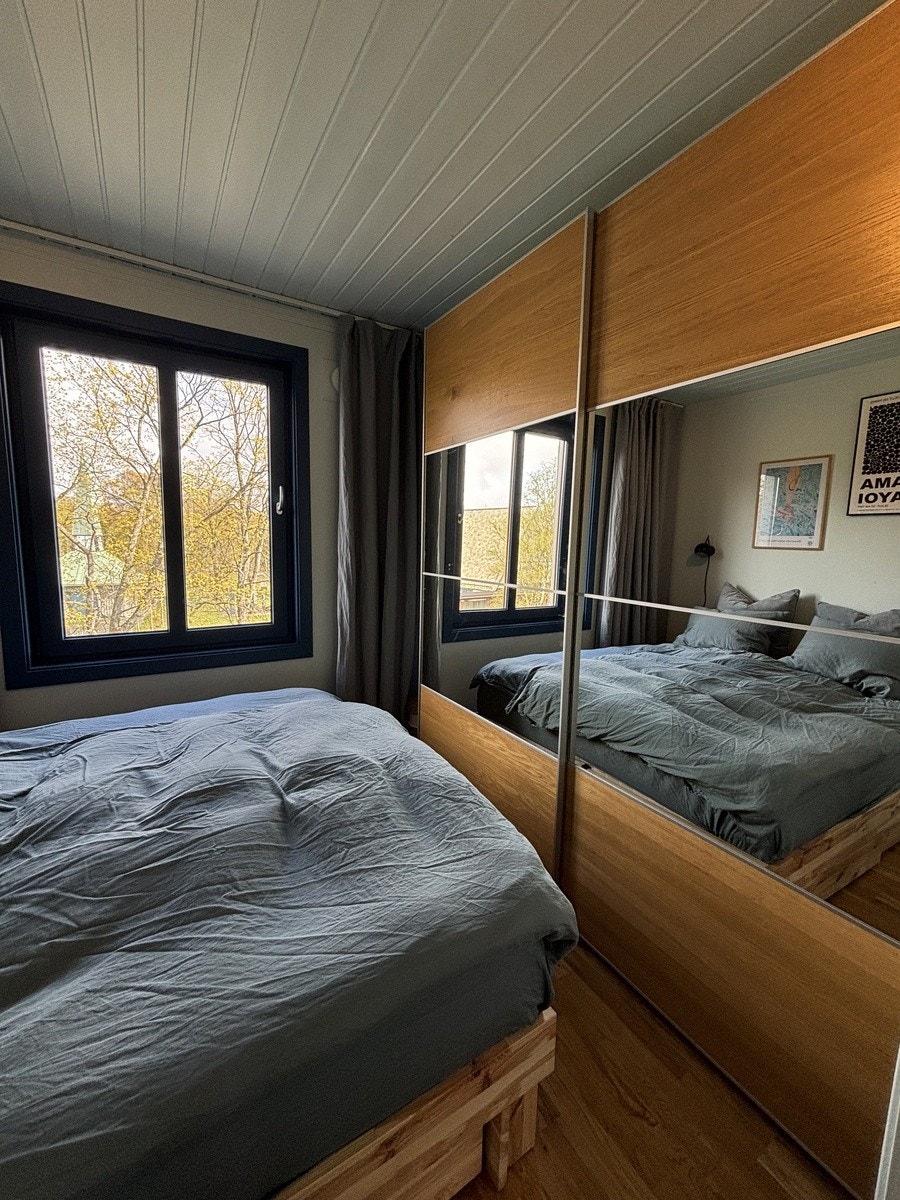 Det er plass til stor seng og det er en romslig skyvedørsgarderobe med rikelig lagringsmulighet. Galleribilde