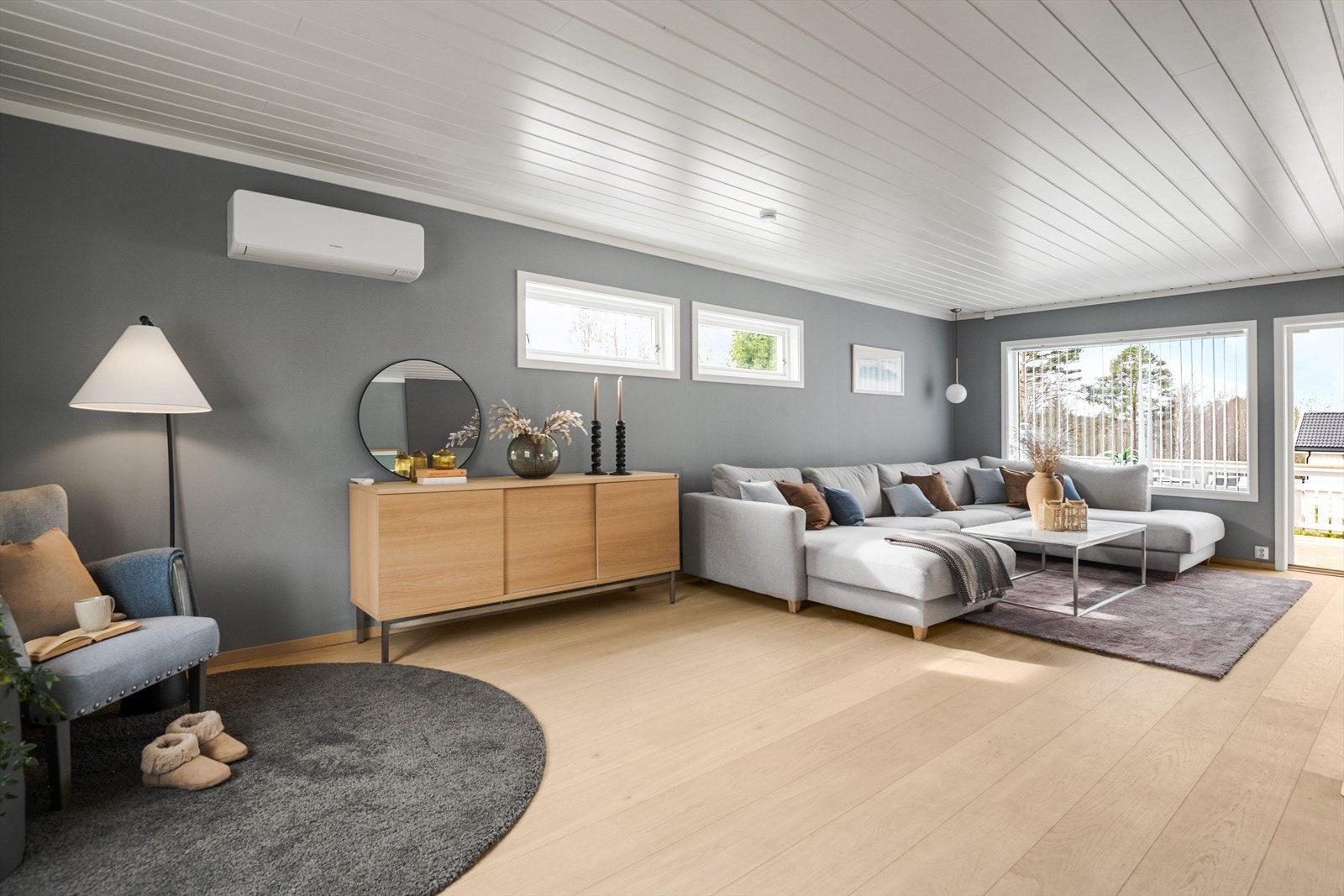 En stor, lys og fin stue med god plass til ulike soner og flere sittegrupper. Galleribilde