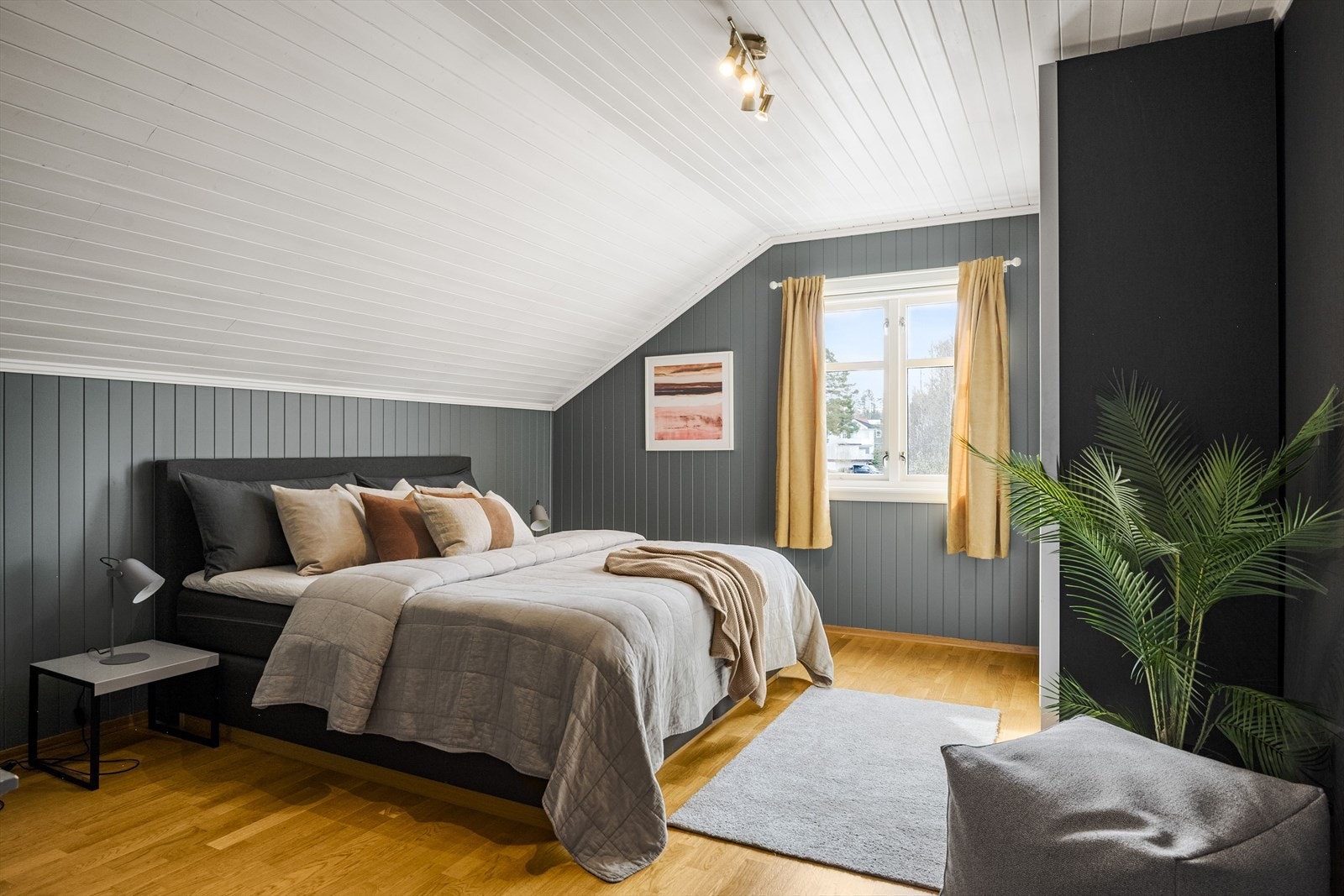 Soverom 3 som ligger i 2. etasje er et stort og fint rom. Galleribilde