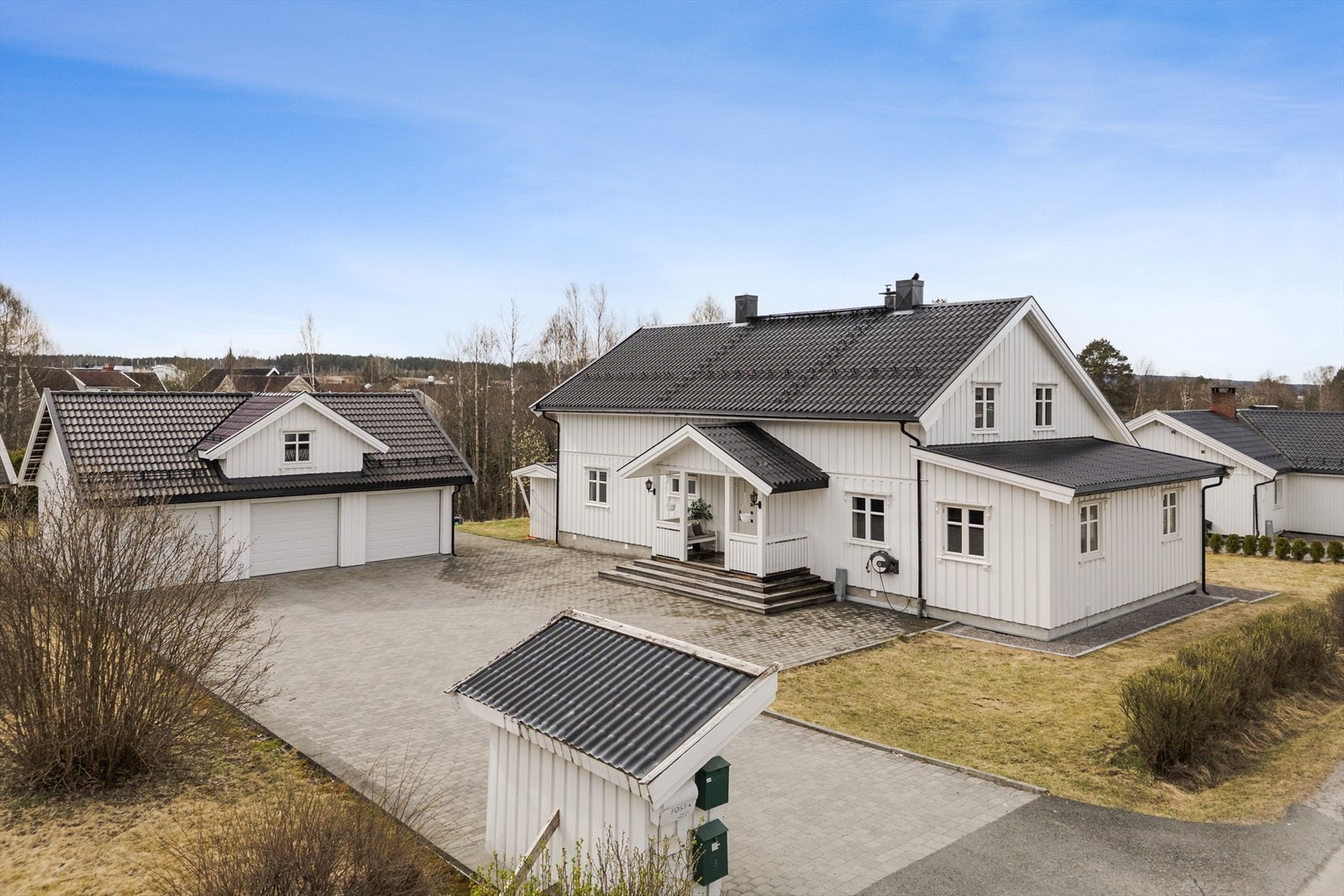 En stor, flott og innholdsrik enebolig med påkostet standard og gode kvaliteter. Galleribilde