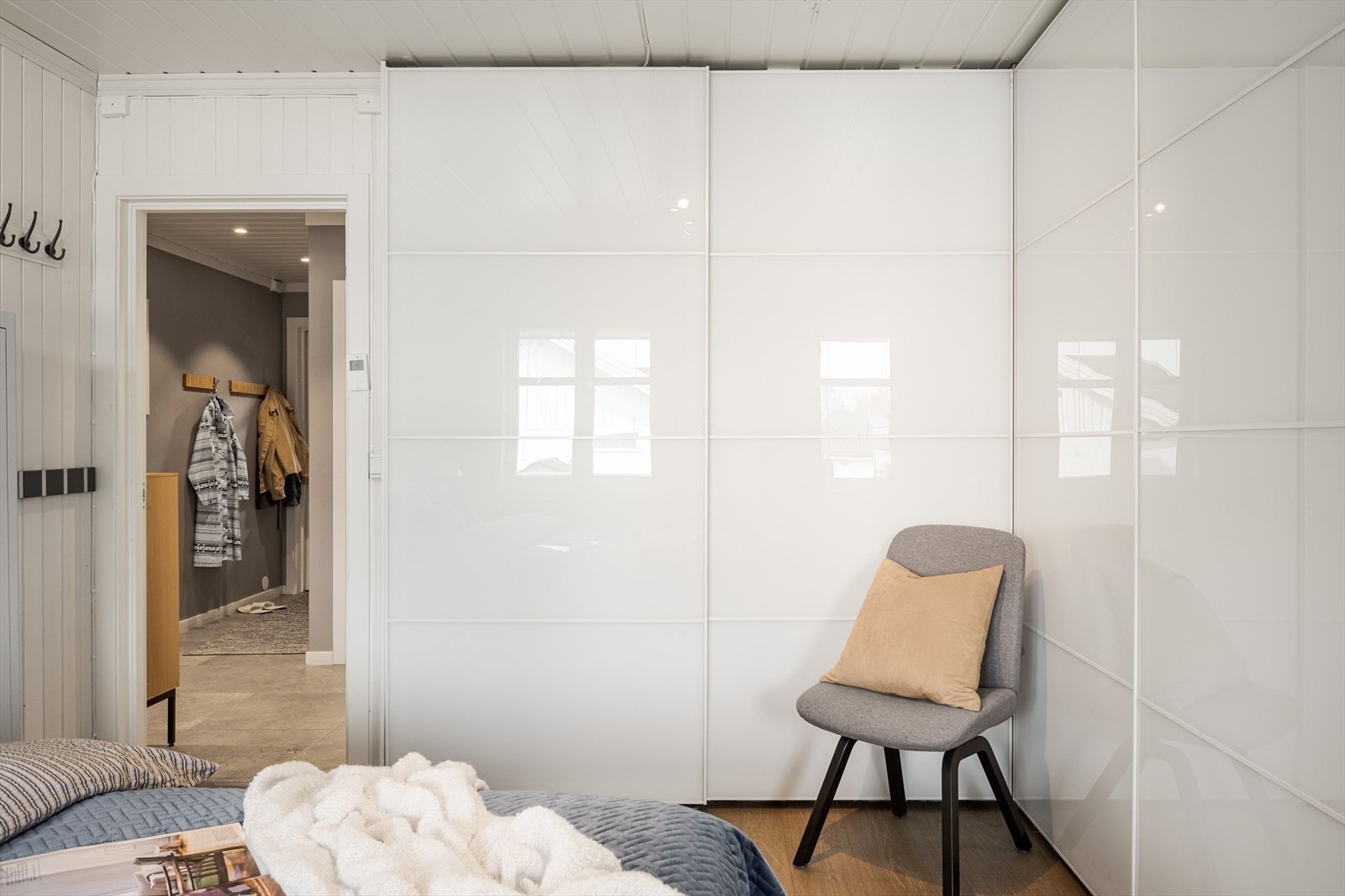Rikelig med oppbevaringsplass i store skyvedørsgarderober på to vegger. Galleribilde