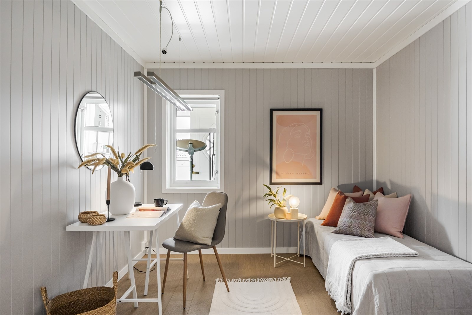 Soverom 2 ligger også i 1. etasje, og er i dag innredet som et kombinert gjesterom og kontor. Galleribilde