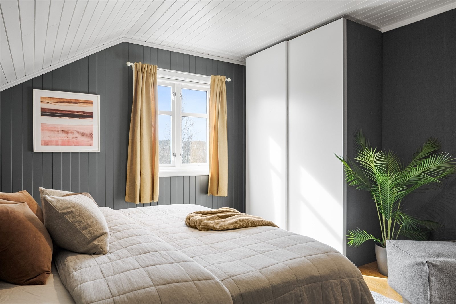 På soverommet er det god oppbevaringsplass i stor skyvedørsgarderobe. Galleribilde