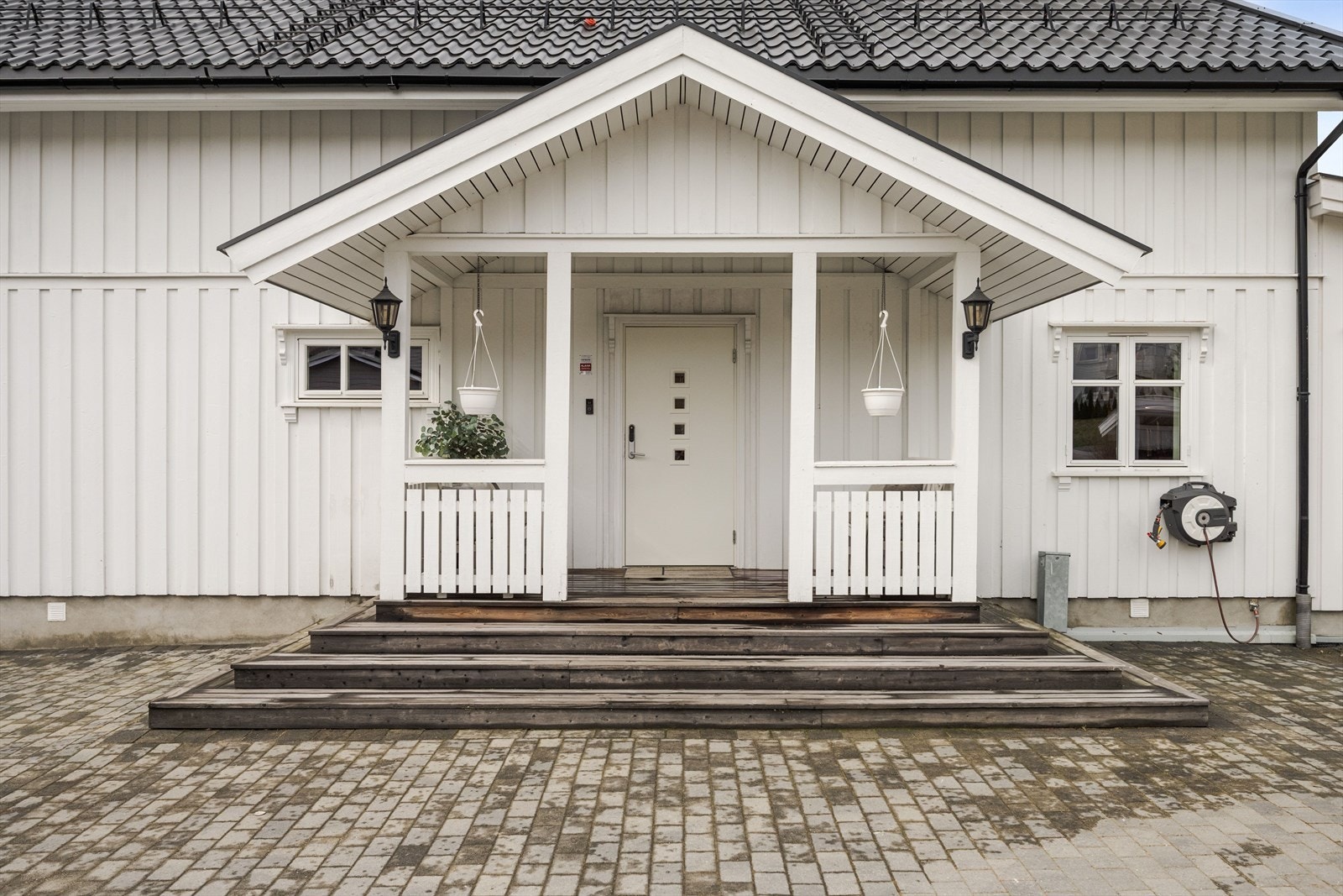 Du ønskes velkommen inn via et flott overbygget inngangsparti med en veranda på ca. 6m². Praktisk med kodelås montert på ytterdøren. Galleribilde