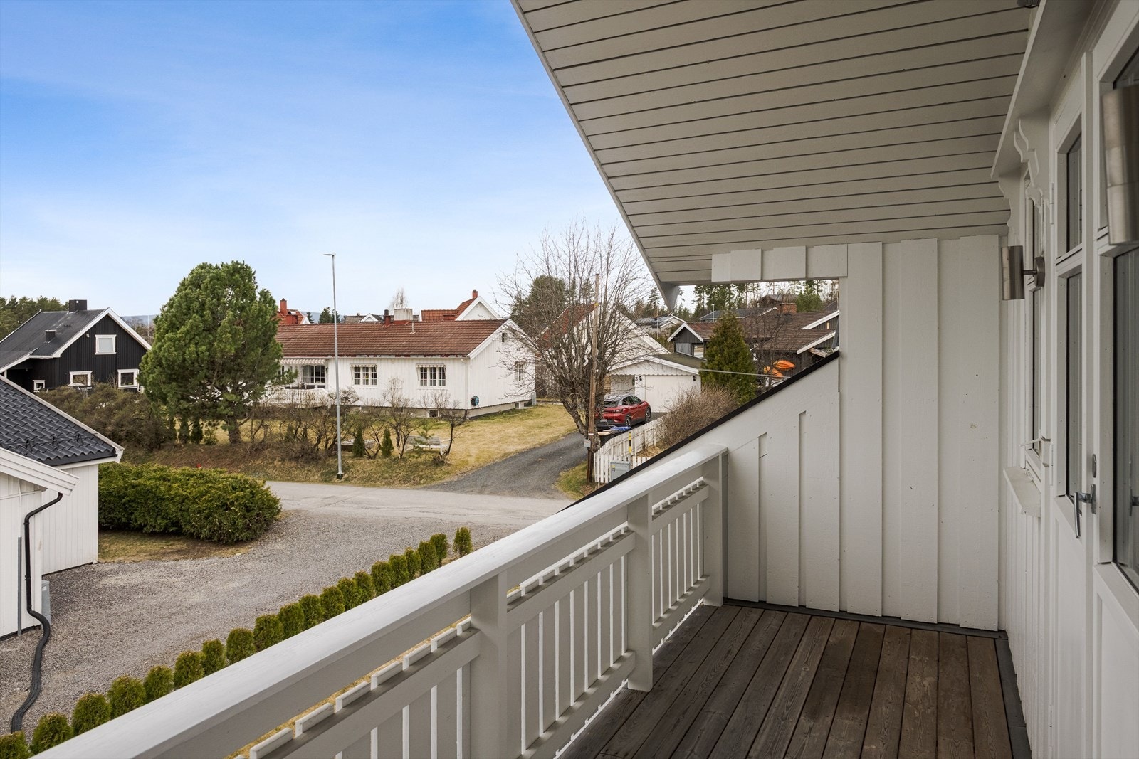 Fra stuen er det utgang til en sydvestvendt balkong på ca. 7m². Balkongen er overbygget, har terrassebord på gulv og plass til en koselig sittegruppe. Galleribilde