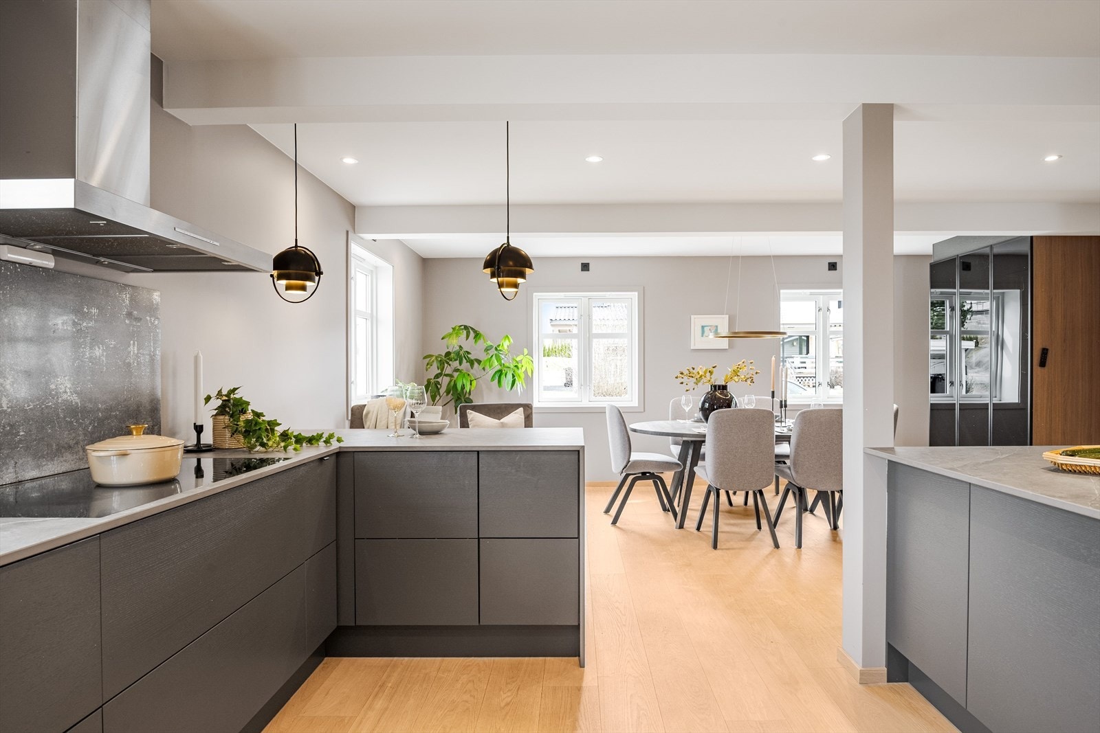 Kjøkken og spisestue har god standard med enstavs parkett fra 2022 på gulv, lysmalte overflater, skjult elektrisk anlegg og downlights i himlingen. Galleribilde