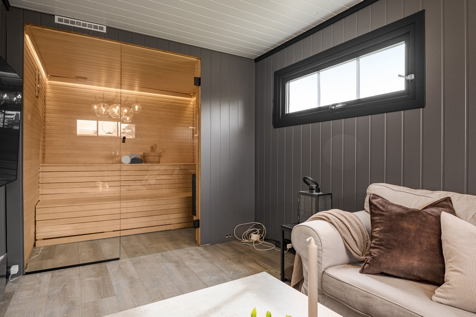 Innerst i rommet er det en romslig og flott badstue med adkomst via glassdør. Galleribilde