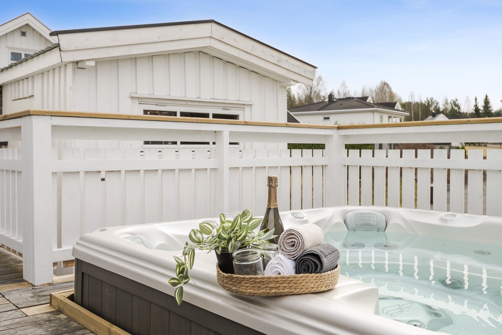 Jacuzzien er nedfelt i terrassen som gjør at du sitter lunt og skjermet innenfor rekkverket. Galleribilde