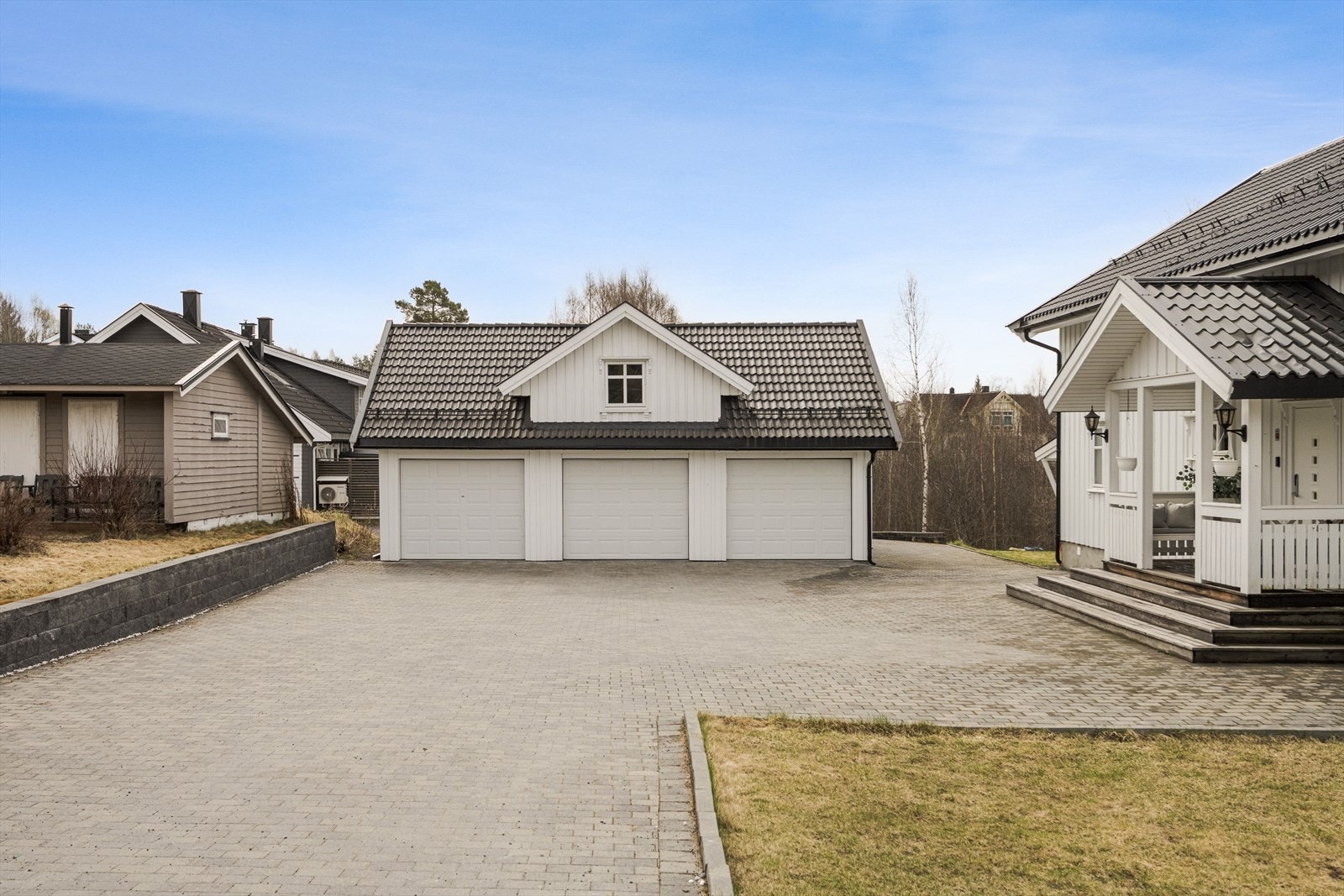 Eiendommen er også bebygd med en trippelgarasje fra 2013 på 66m². Garasjen har 3 stk. leddporter med motorstyring, lys og strøm, samt adkomst til uinnredet loftsrom med gulvareal på ca. 46m² via tretrapp. Galleribilde