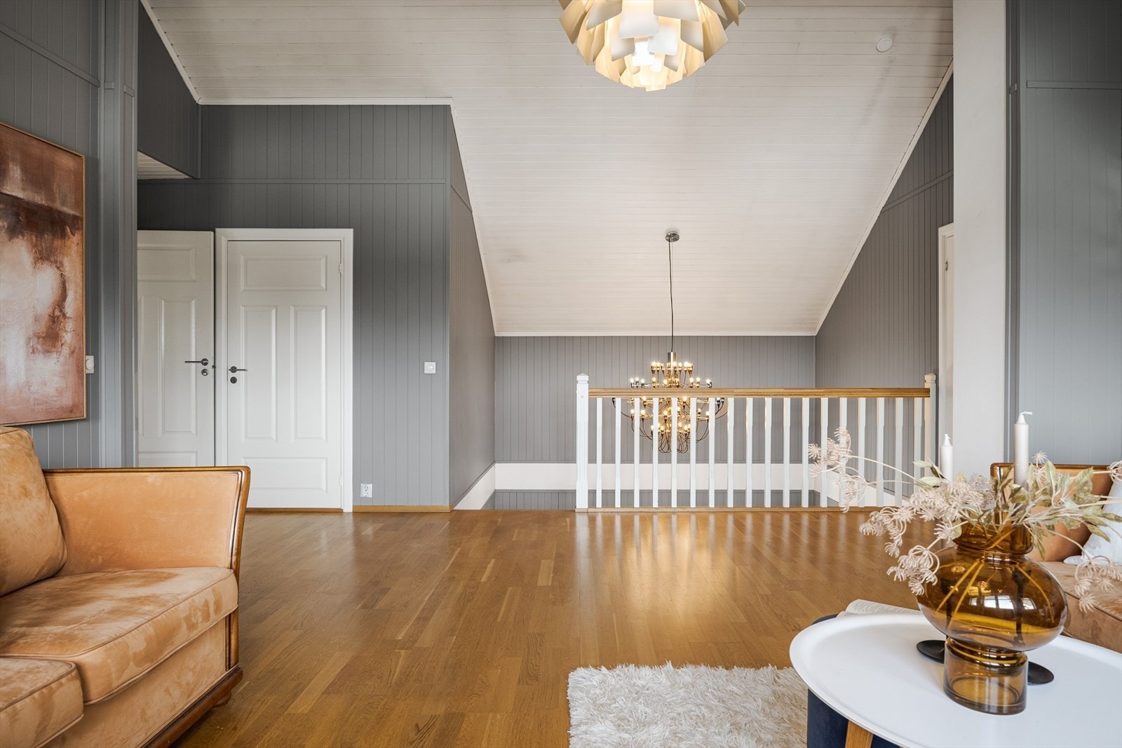 Denne etasjen har mønet himlingen som gir en god og luftig romfølelse. Galleribilde