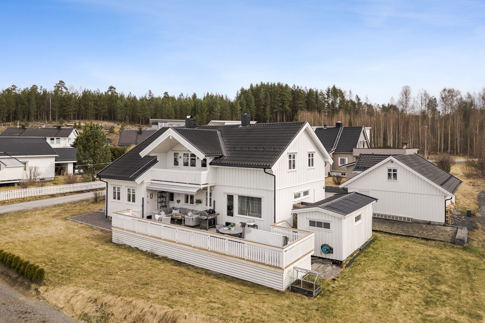 Utenfor stuen er det en stor og solrik terrasse med Jacuzzi og utedusj, samt adkomst til utestue med deilig badstue - her ligger alt til rette for mye utendørs hygge! Galleribilde
