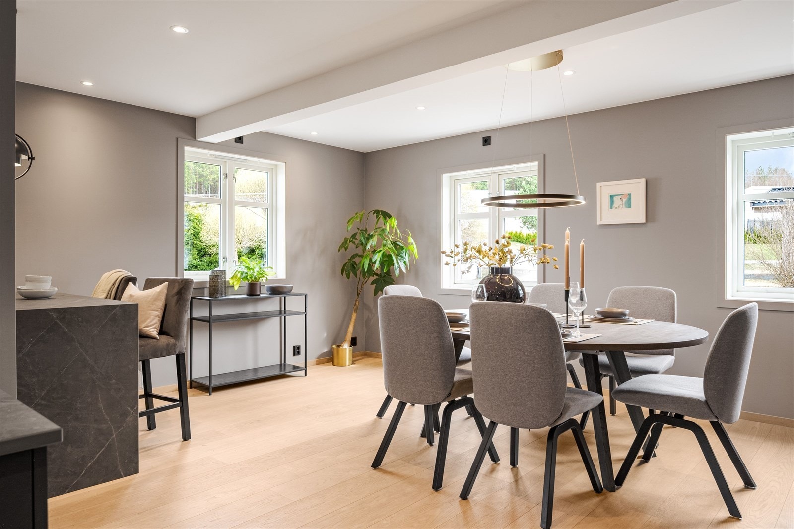Her kan du enkelt dekke opp langbord og invitere venner og familie på hyggelige selskap! Galleribilde