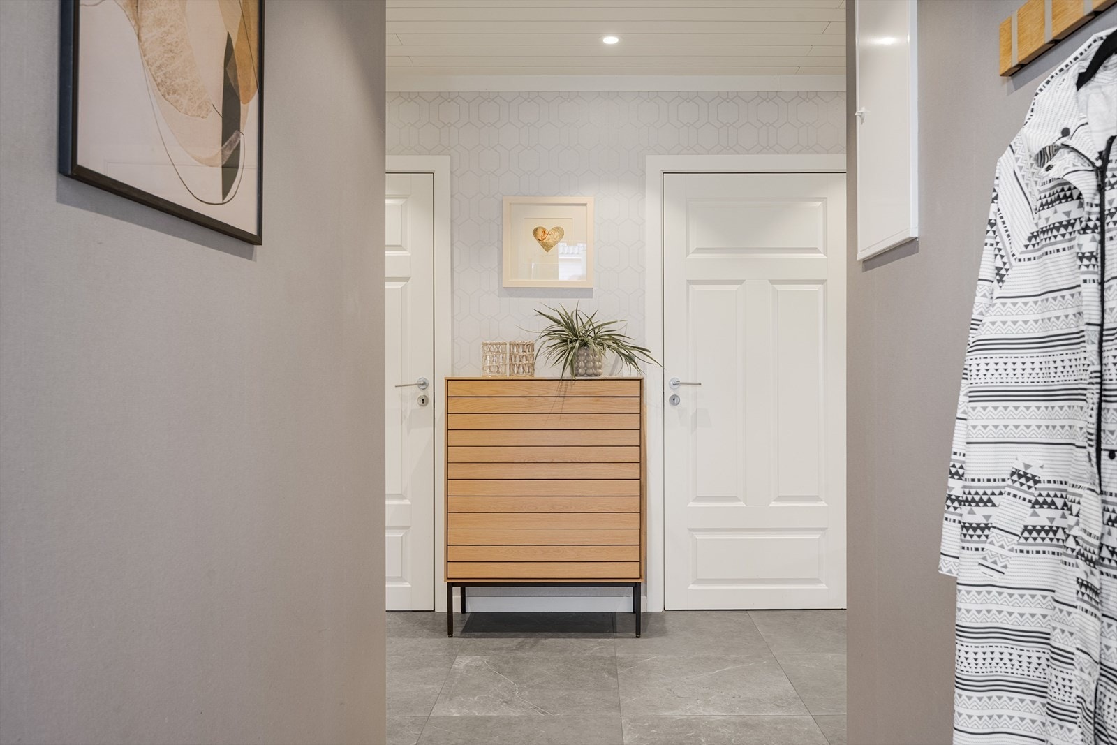 Entréen har god standard med store flotte fliser på gulv, vannbåren gulvvarme, tapetserte overflater, skjult elektrisk anlegg og downlights i himlingen. Galleribilde