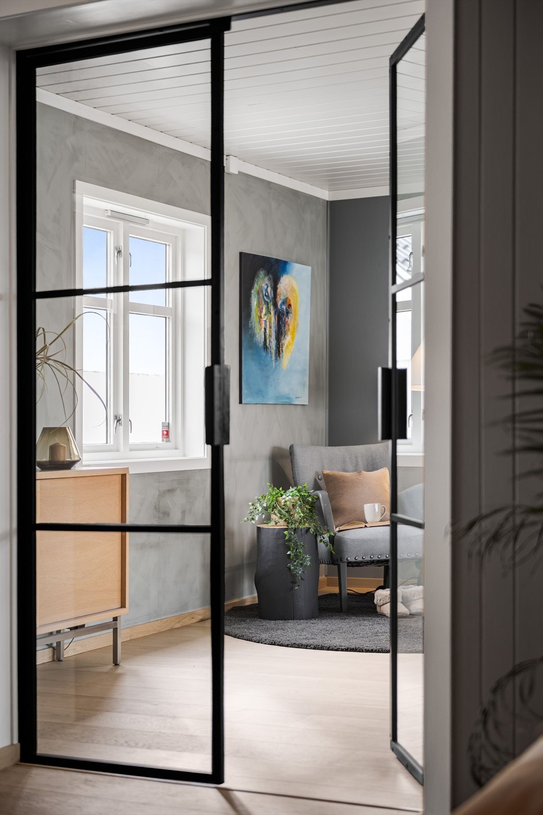 Fra gangen er det stilige glassdører inn til stuen i 1. etasje. Galleribilde