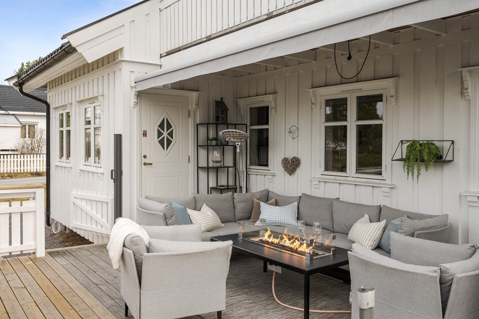 Delvis overbygget del av terrassen har også montert markise. Galleribilde