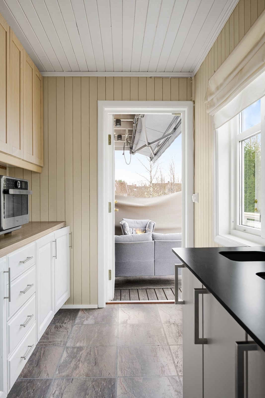 Fra kjøkkenet er det adkomst til et praktisk grovkjøkken med videre adkomst til terrassen. Galleribilde
