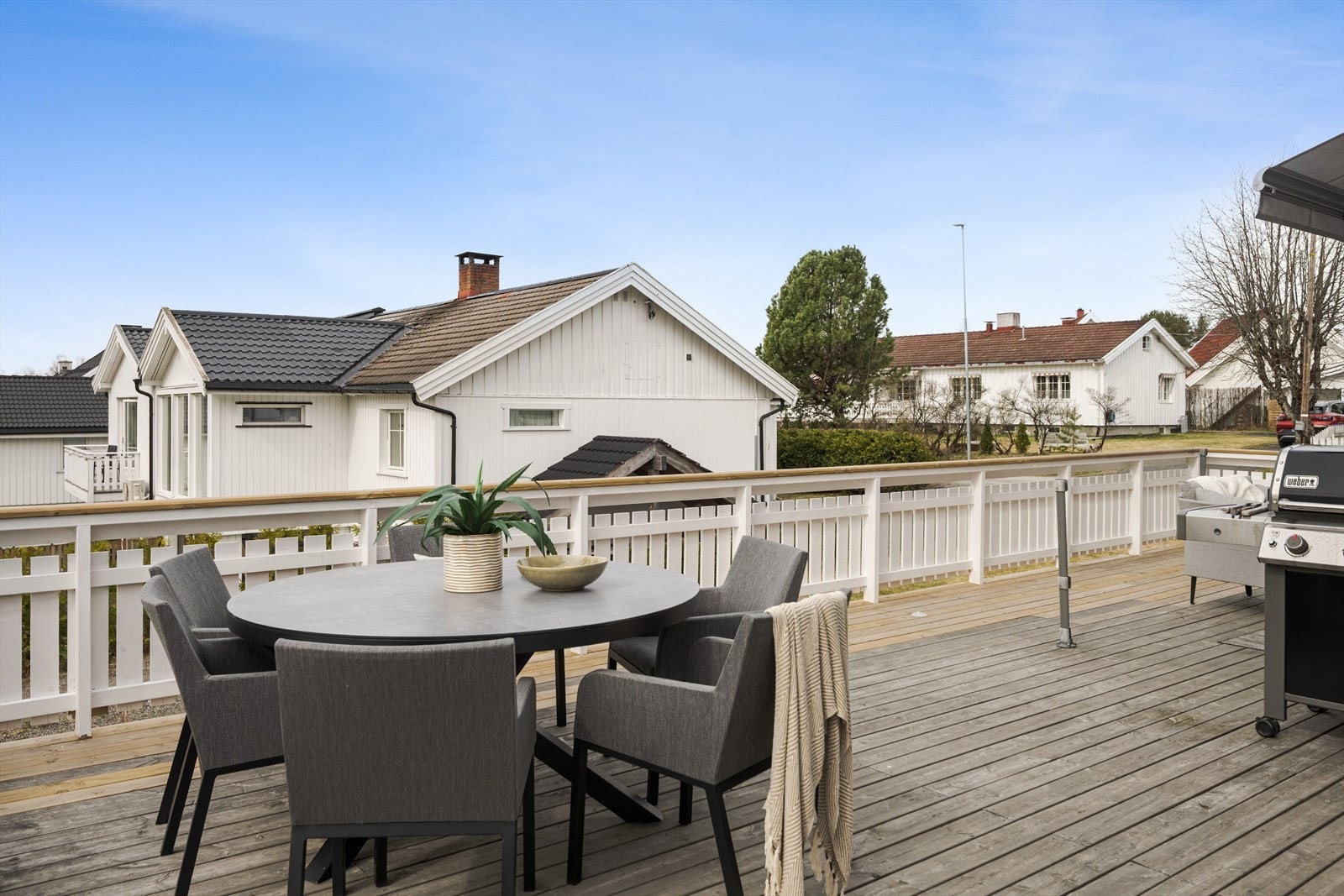 Fra stuen har du utgang til en stor og solrik terrasse på ca. 55m². Galleribilde