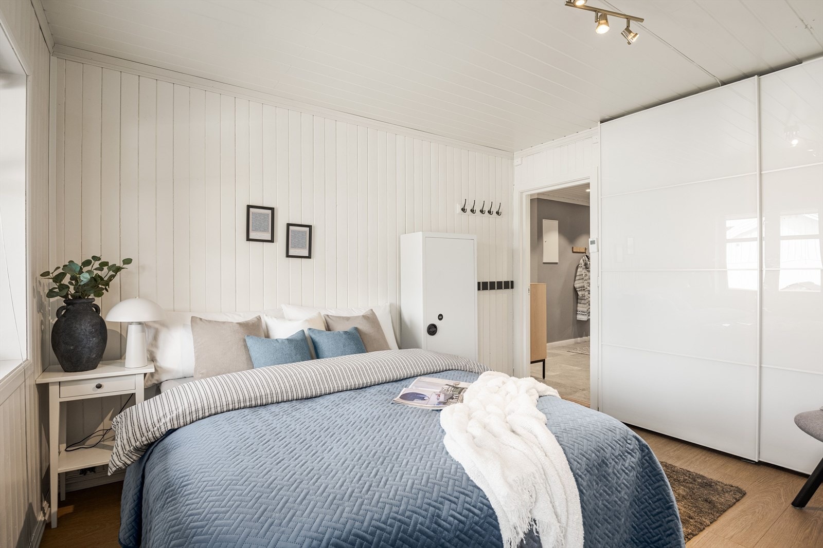 På soverommet er det naturlig plass til dobbeltseng med tilhørende nattbord. Galleribilde