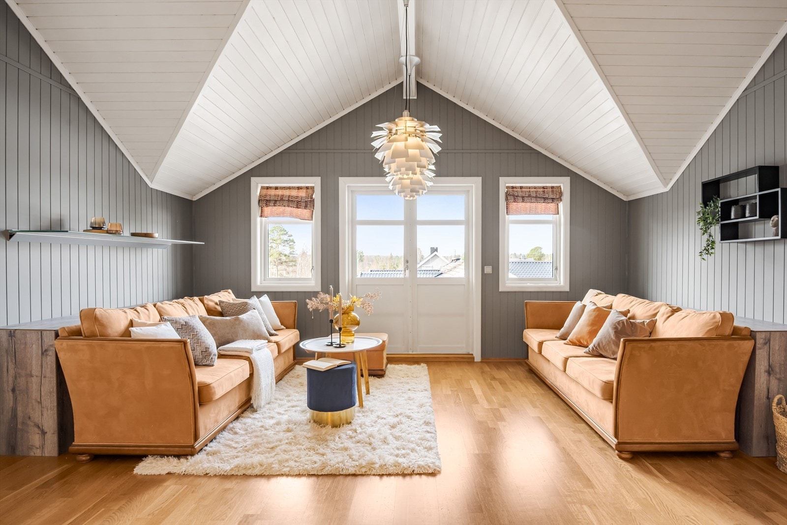 Lys og hyggelig loftstue med god plass til sofagruppe og salongbord. Galleribilde