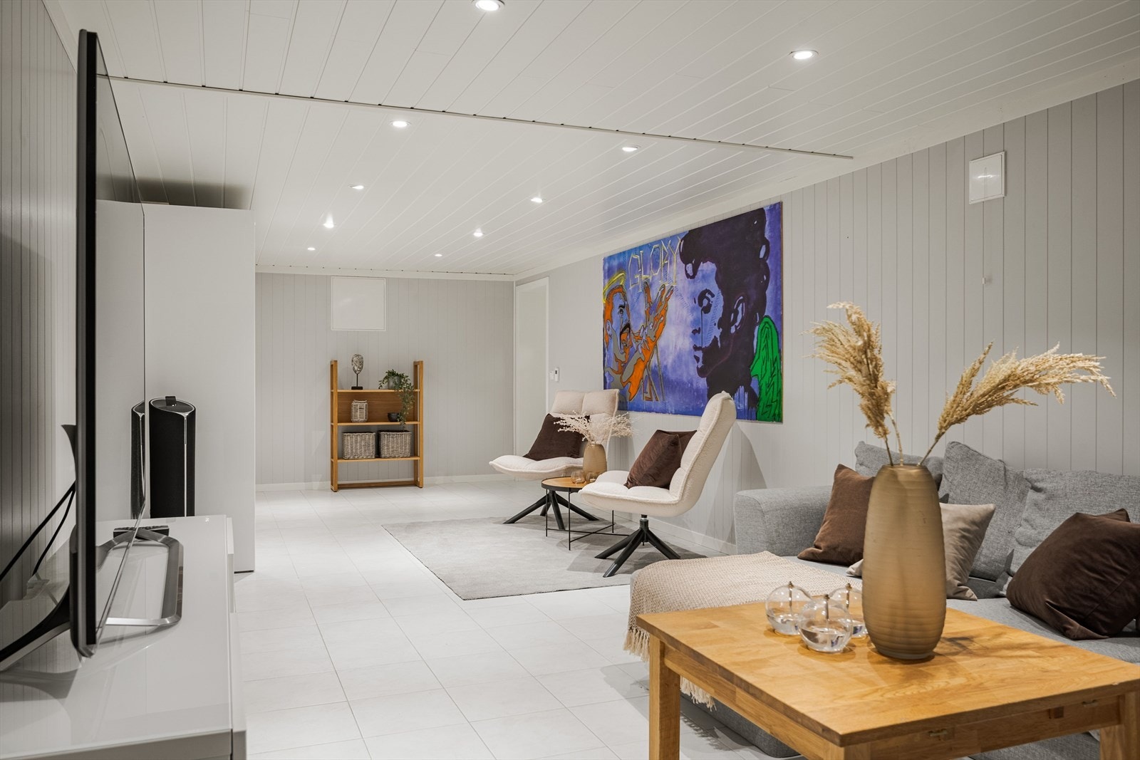 Stuen har god belysning med flere innfelte downlights i himlingen. Galleribilde