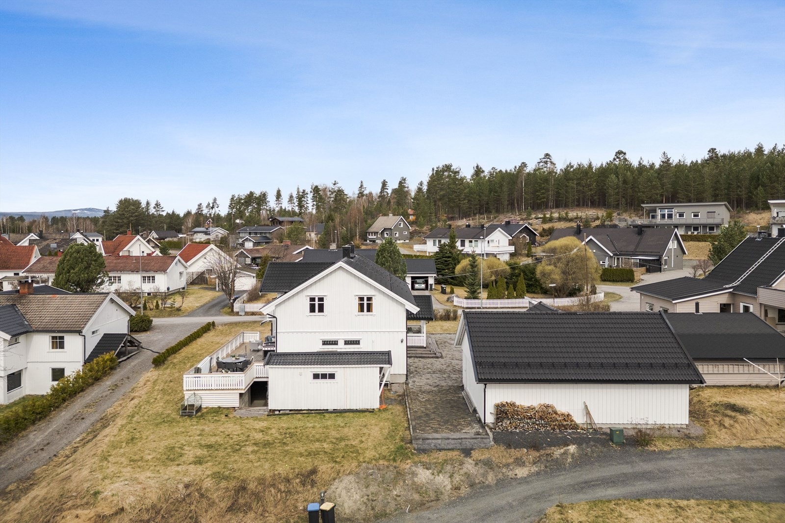 Boligen ligger fint til i et attraktivt boligområde på Søbakken med kun en kort gåtur til alt du trenger for en enkel hverdag. Her bor du i nærheten av flere store butikker, Rema 1000 og Kiwi, både Ydalir og Søbakken barneskole, og flere barnehager. Galleribilde