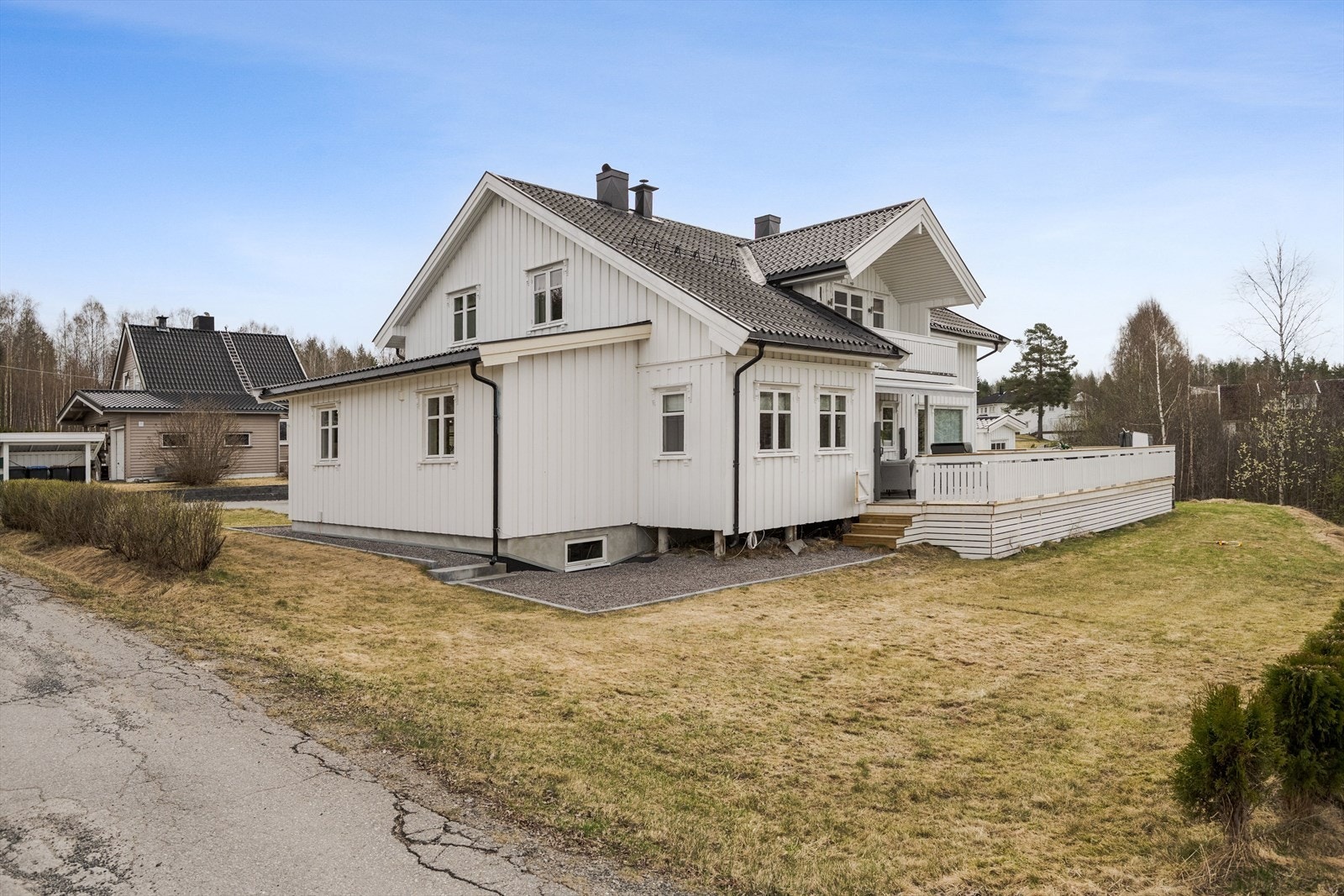 Eiertomt på ca. 1 037,9m². Ganske flat tomt. Pent opparbeidet med plen og variert beplantning. Del med gruset parti ved grunnmur. Delvis innhegnet med hekk. Galleribilde