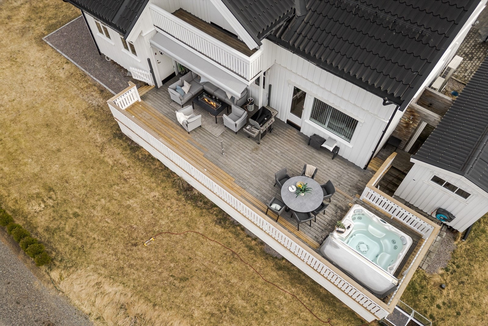 I den andre enden av terrassen er det en Jacuzzi som medfølger i handelen. Galleribilde