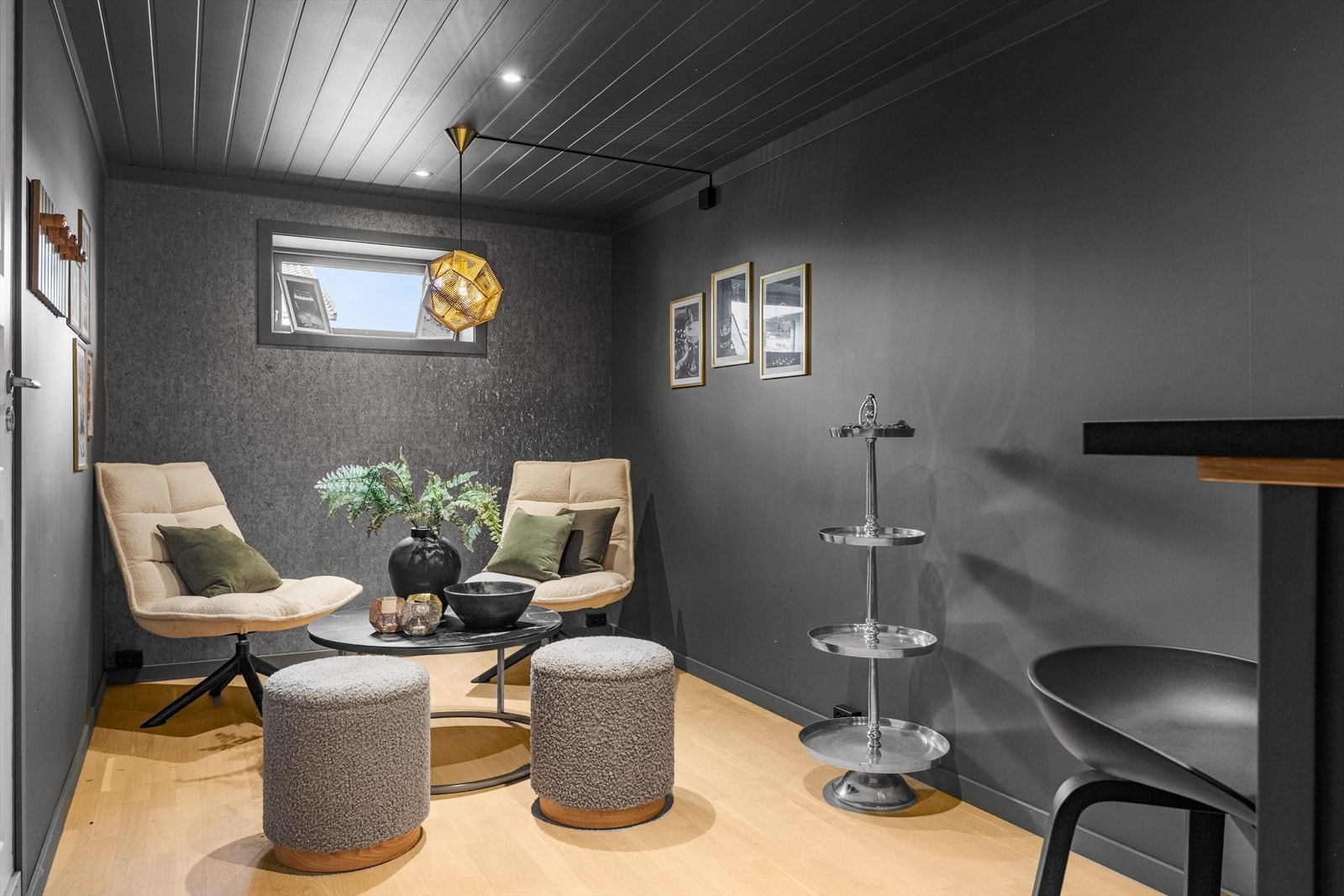 I kjelleren er det også et hyggelig bar- og vinrom. Dette rommet ble bruksendret til soverom i april og kan brukes som et ekstra soverom. Galleribilde