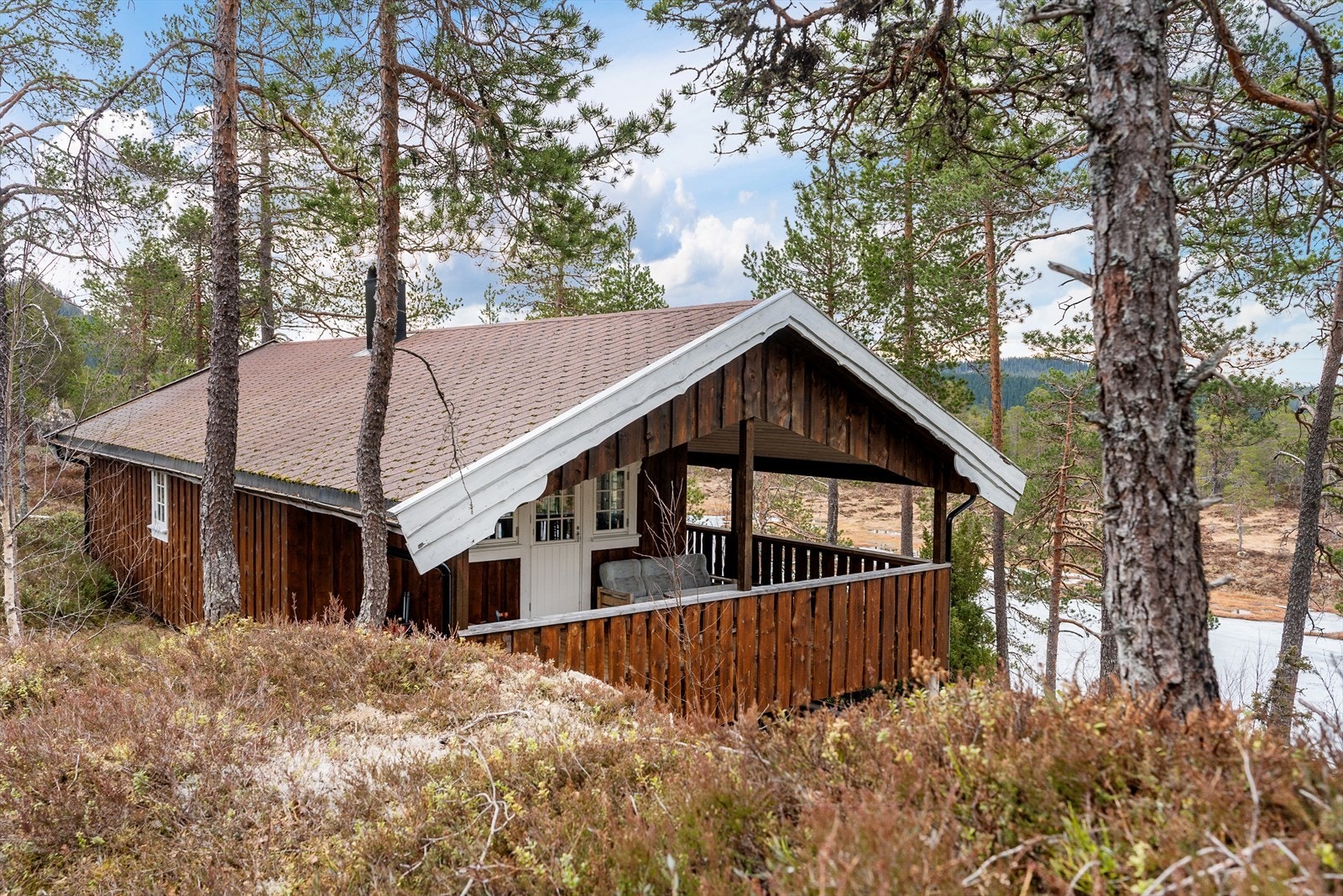 Dette er en sjarmerende fritidseiendom oppført i 2018 med en naturskjønn og fredelig beliggenhet Galleribilde