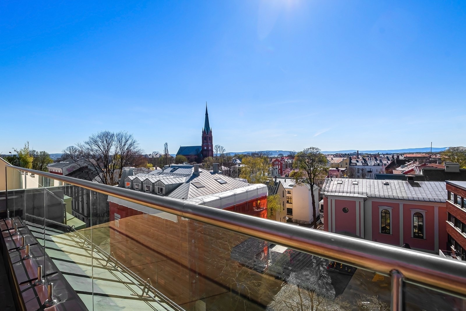 Felles takterrasse som nylig er pusset opp. Her har man flott utsikt og sol mer el mindre hele dagen Galleribilde