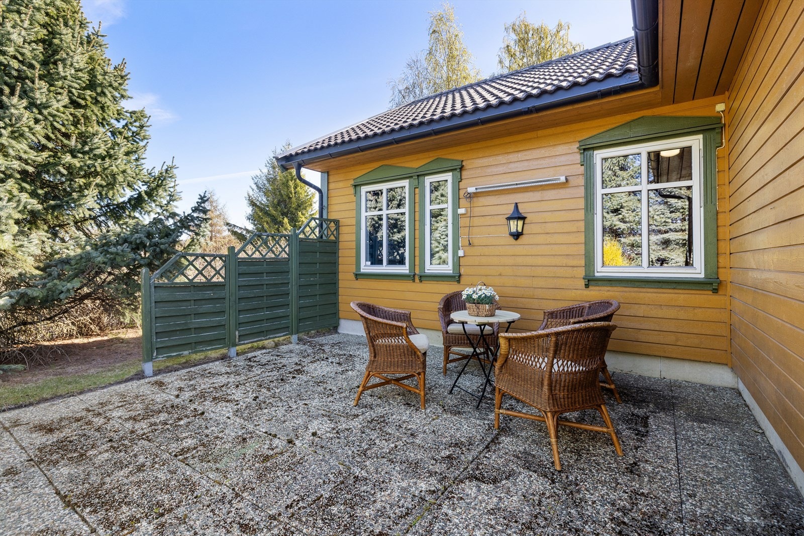 Mot nordvest ligger en uteplass med betongheller. Galleribilde