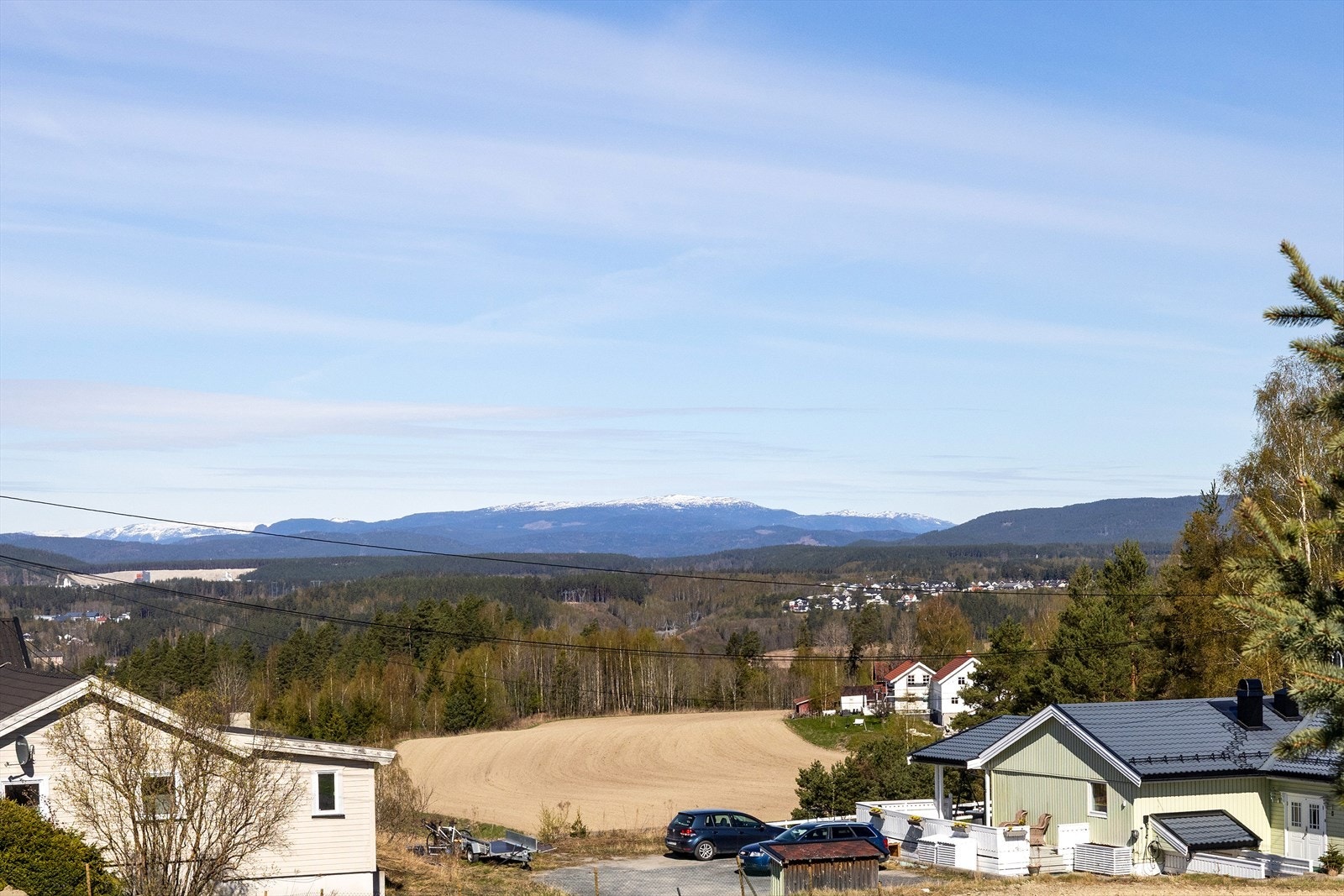 Eiendommen har et fritt utsyn mot Vikerfjell og sol hele dagen. Galleribilde