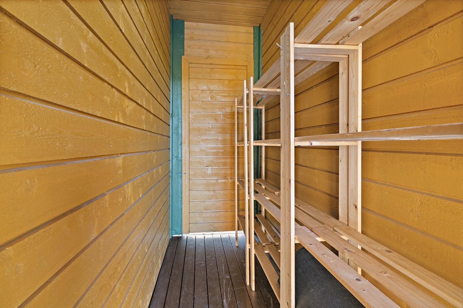 Den ene boden fungerer også som en praktisk gjennomgang fra carporten til hagen. Galleribilde