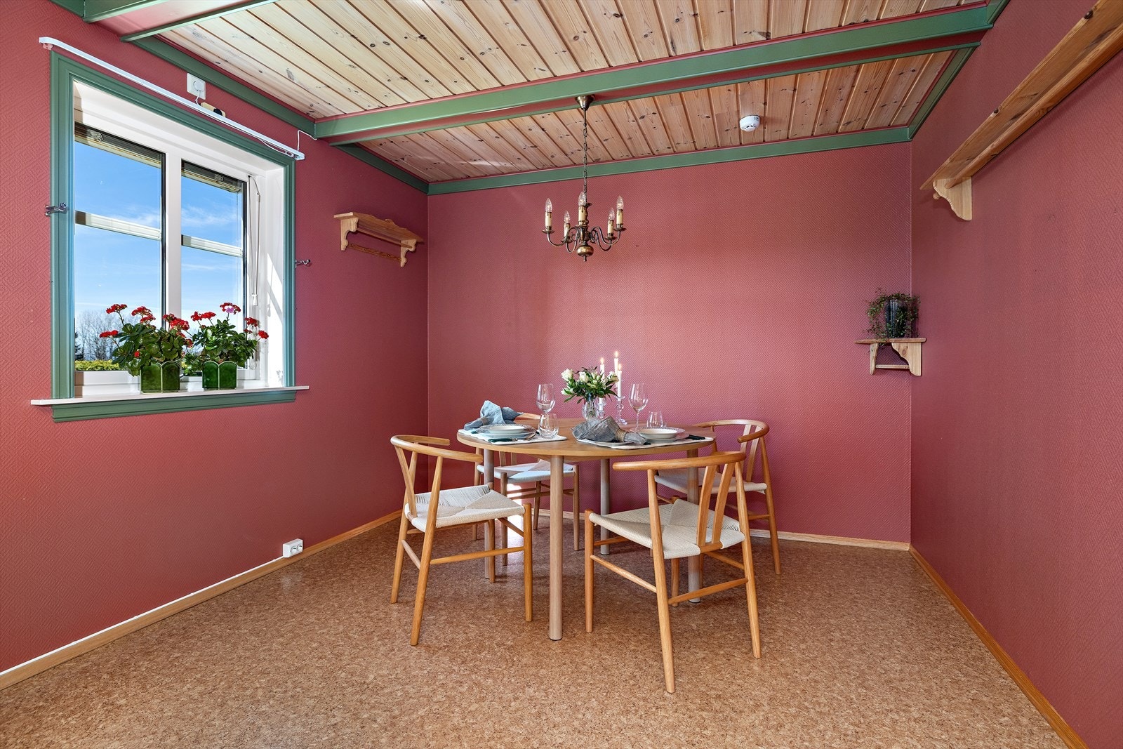 Spiseplassen på kjøkkenet er et hyggelig samlingspunkt for måltider i hverdagen. Galleribilde