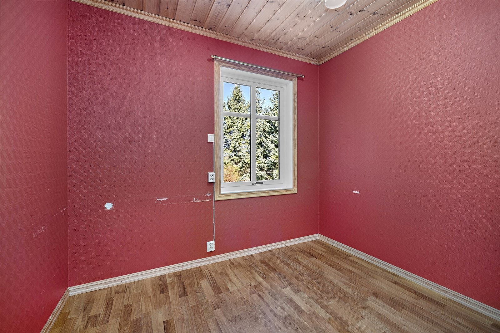 Soverommene har malt tapet/strie på veggene og trepanel i himlingen. Galleribilde