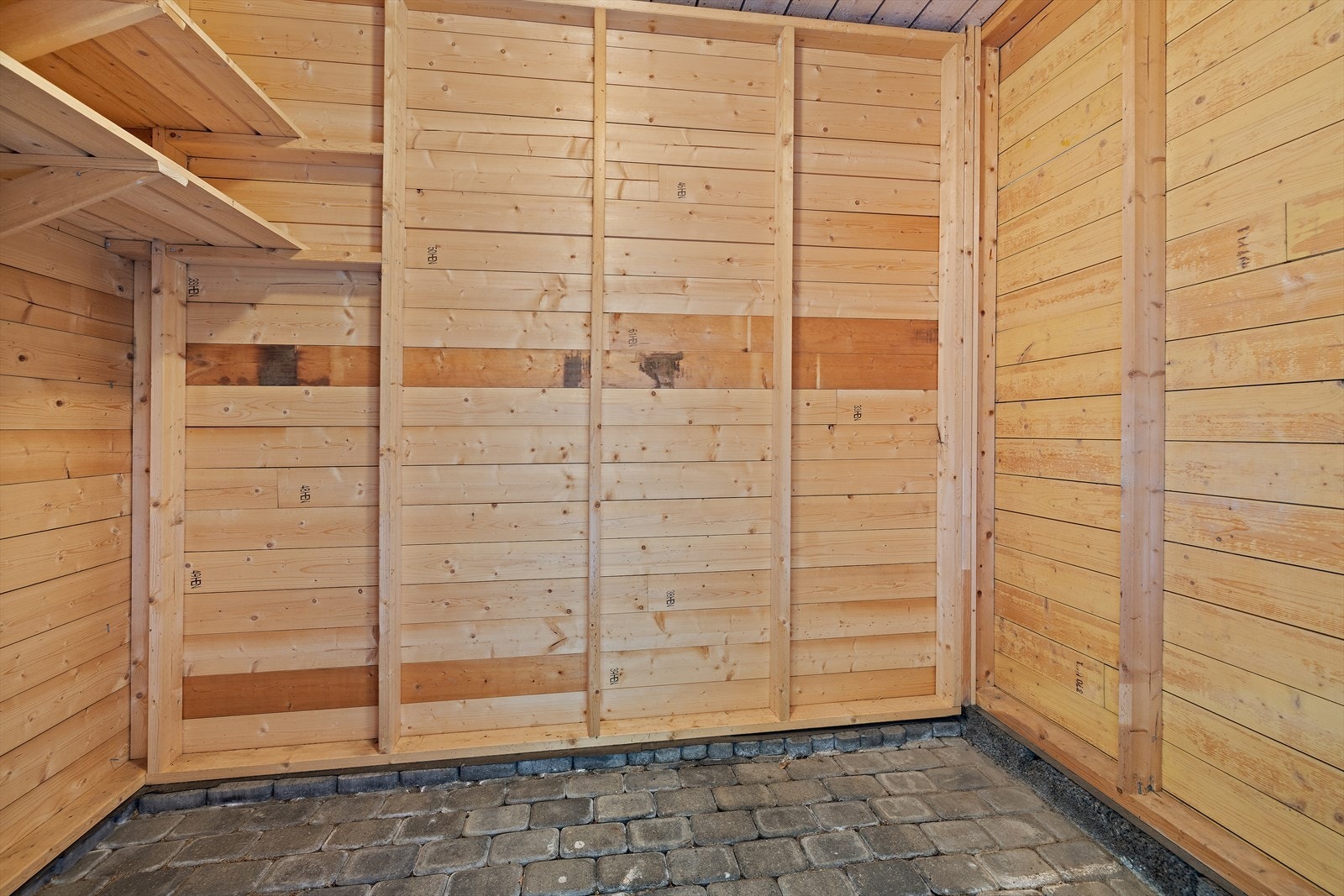 I tilknytning til carporten er det to utvendige boder med gode lagringsmuligheter. Galleribilde