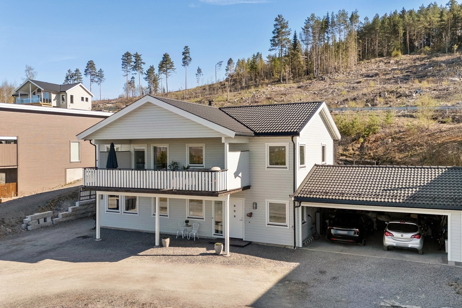 Tilbygget carport på ca. 44 m² ble oppført i 2021. Her er det montert elbillader. Galleribilde