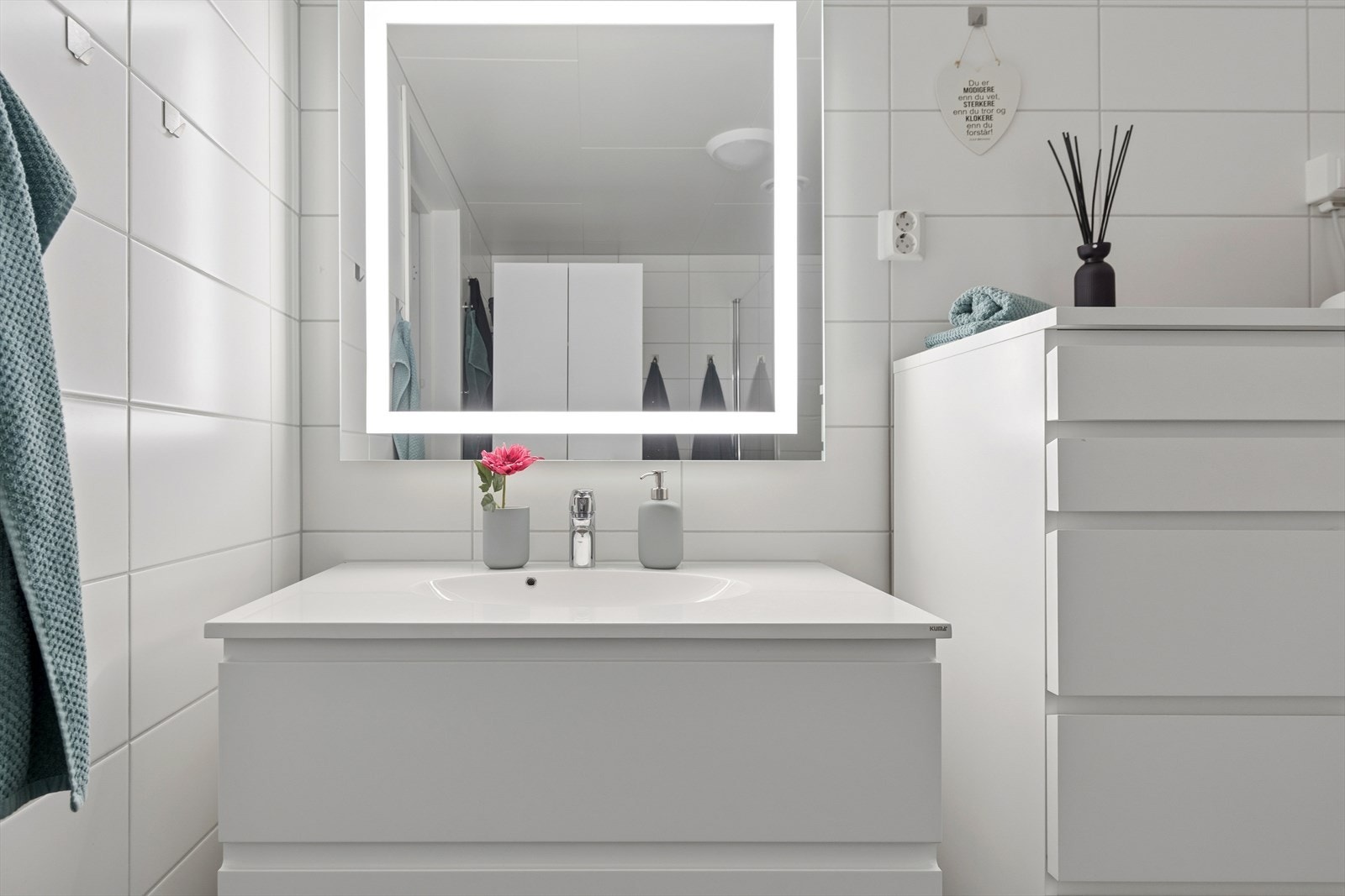 Badet i utleiedelen er flislagt, har varmekabler i gulvet og opplegg for vaskemaskin. Galleribilde