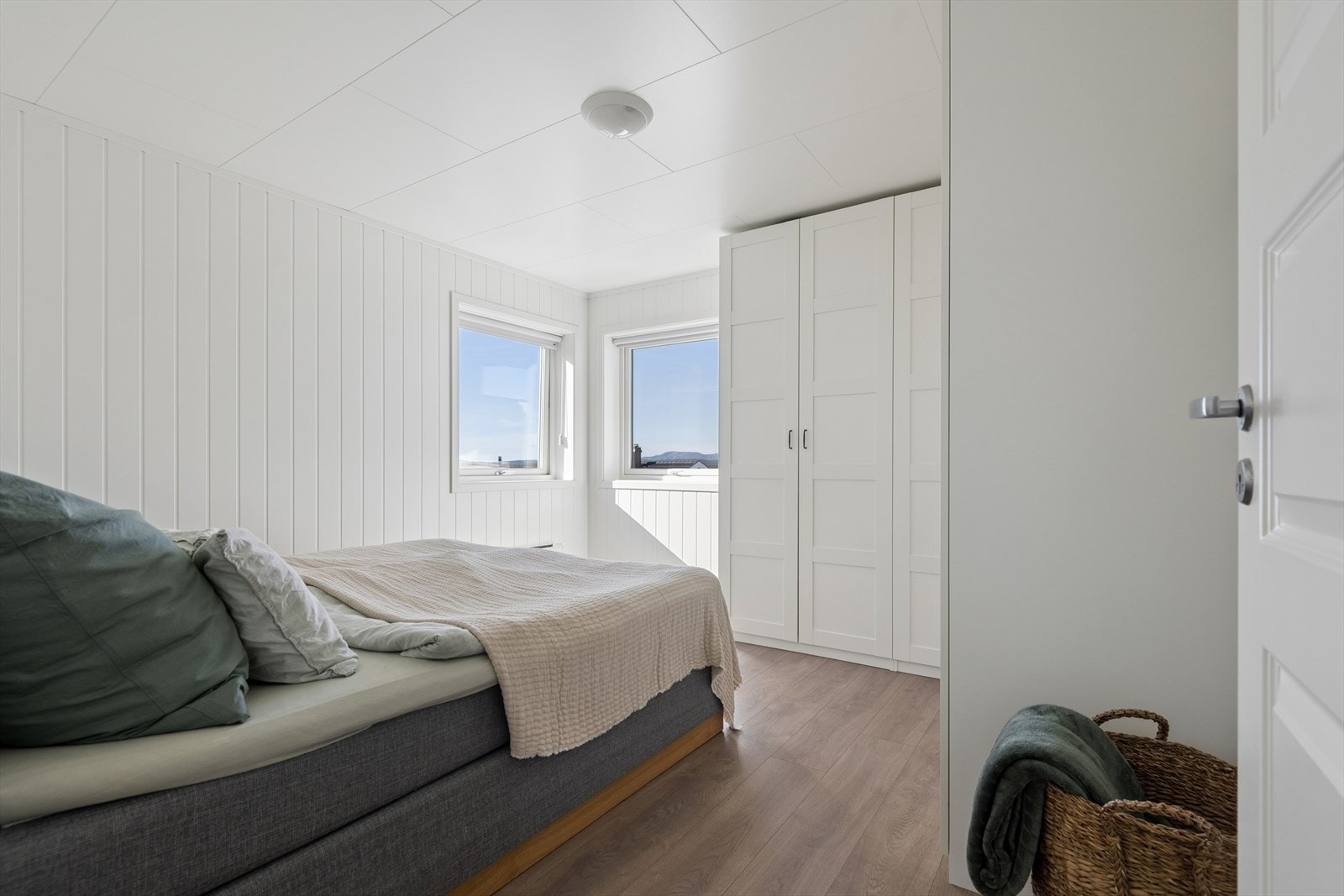 Lyst og innbydende soverom med god plass til dobbeltseng, garderobeløsning og store vindusflater som gir rikelig med naturlig lys. Galleribilde