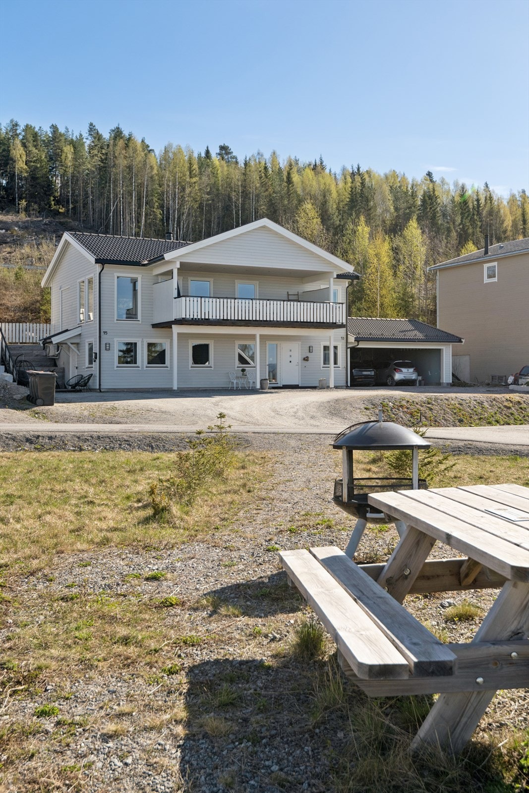 Eiendommen ligger i et etablert og attraktivt boligområde med lite gjennomgangstrafikk, ideelt for barnefamilier. Galleribilde