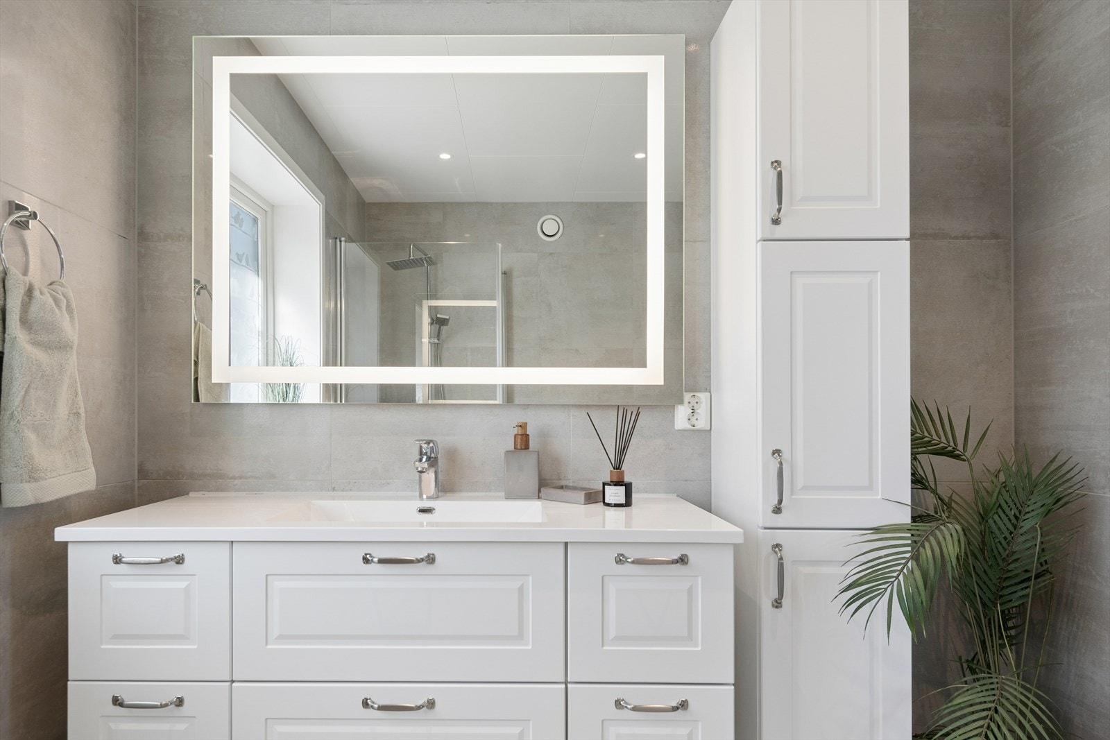 Badet i hoveddelen har en romslig innredning med gode oppbevaringsmuligheter og speil med integrert belysning. Galleribilde