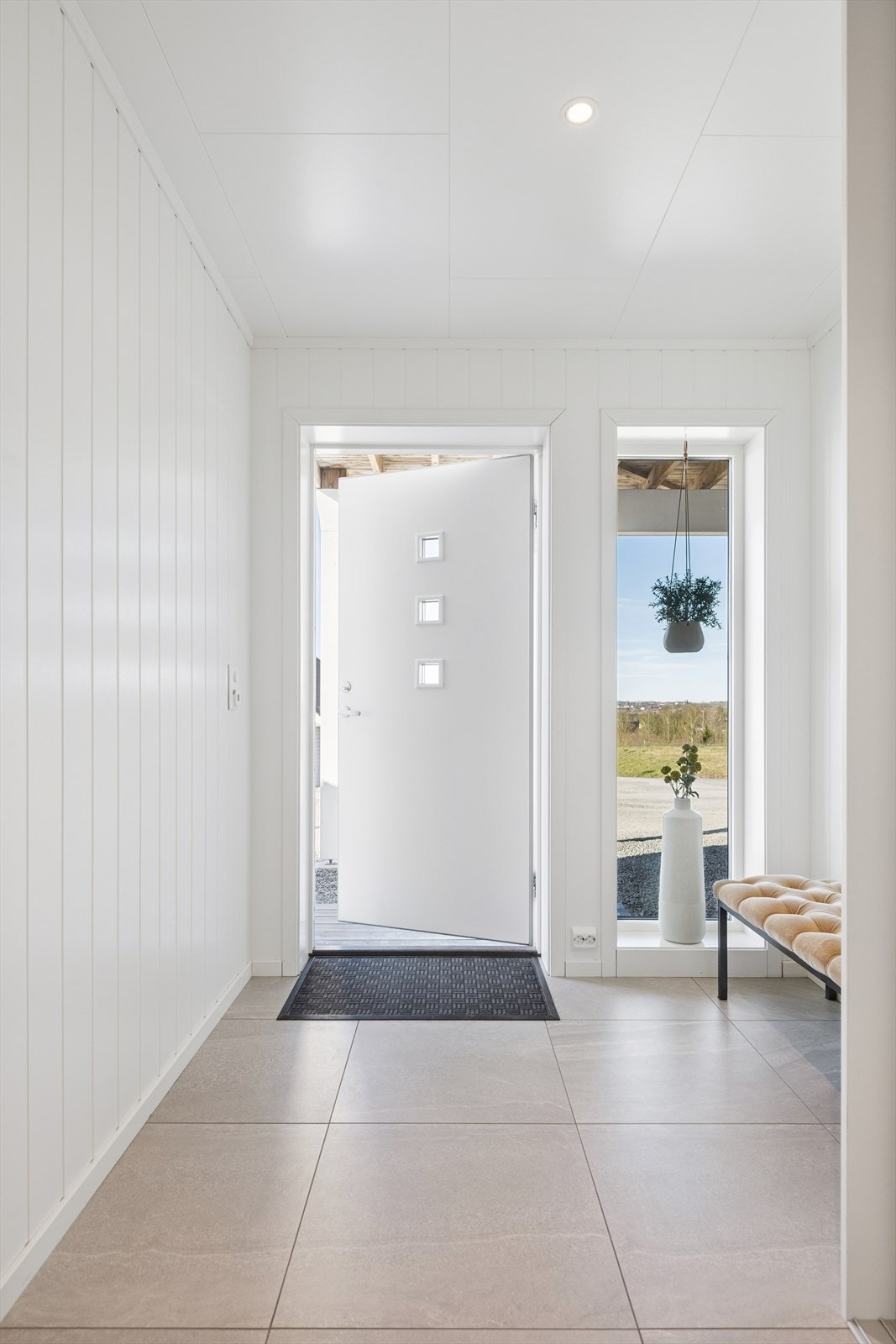 Entréen i hoveddelen ønsker velkommen med flislagt gulv og downlights i himlingen. Galleribilde