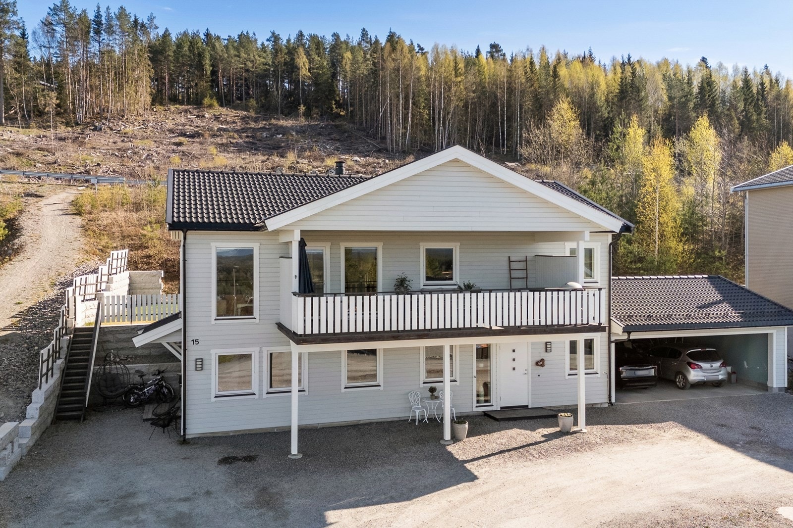 Velkommen til Bratvoldsberget 13! En moderne og innholdsrik enebolig fra 2019, beliggende i et rolig og barnevennlig boligområde i Romedal. Galleribilde