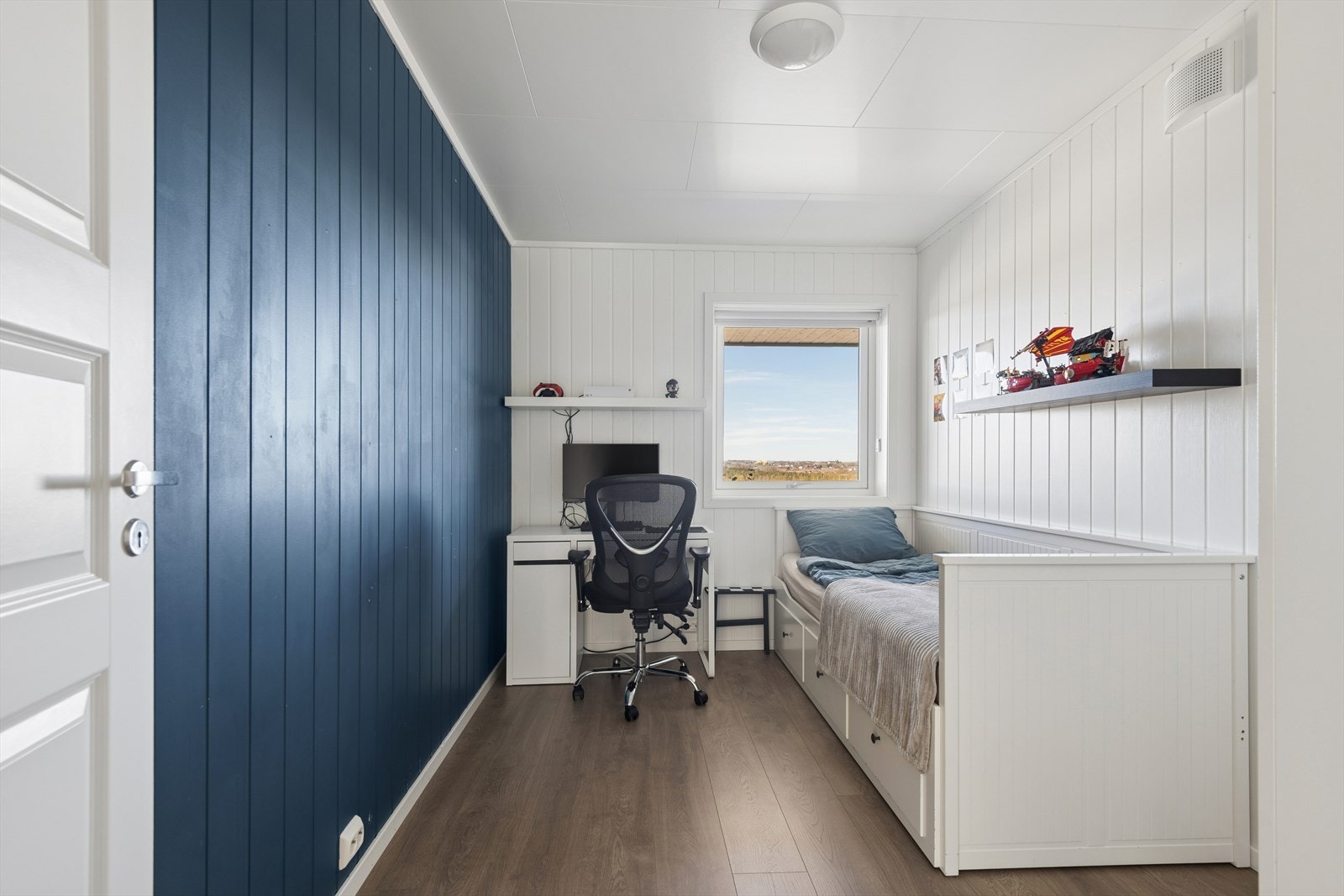 Soverom med arbeidsplass og gode lysforhold. Galleribilde