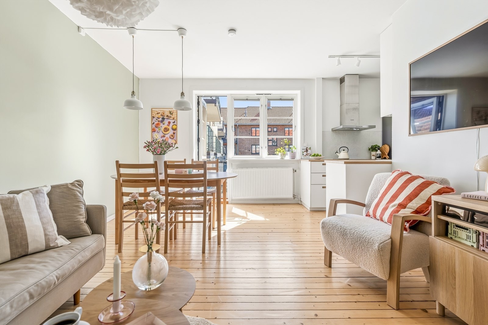 Den åpne løsningen gir fleksibilitet for møblering, med en naturlig plassering for både spisebord og sofakrok. Galleribilde