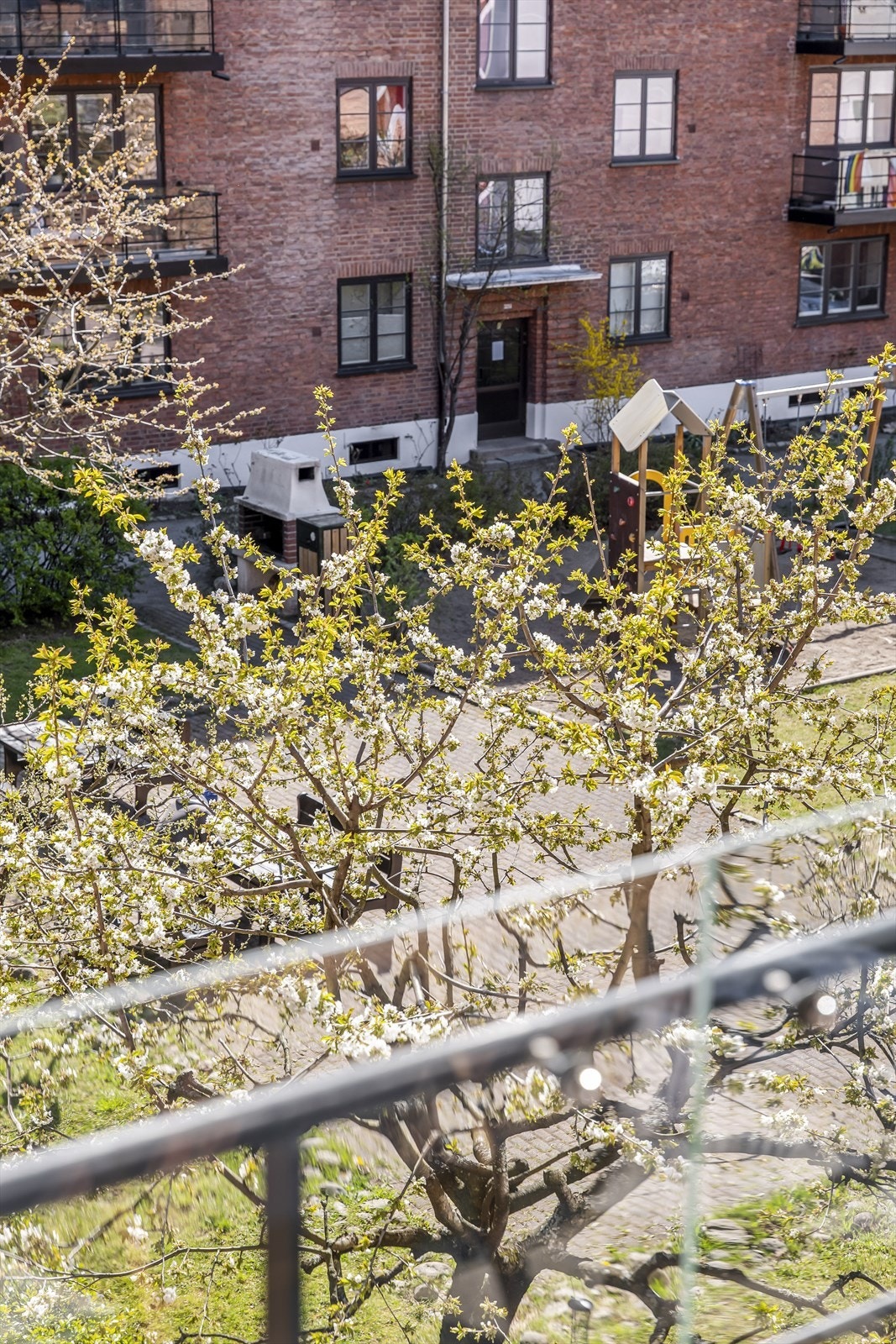 Fra balkongen ser du ut over den frodige og velholdte bakgården - en fredelig oase midt i byen. Galleribilde