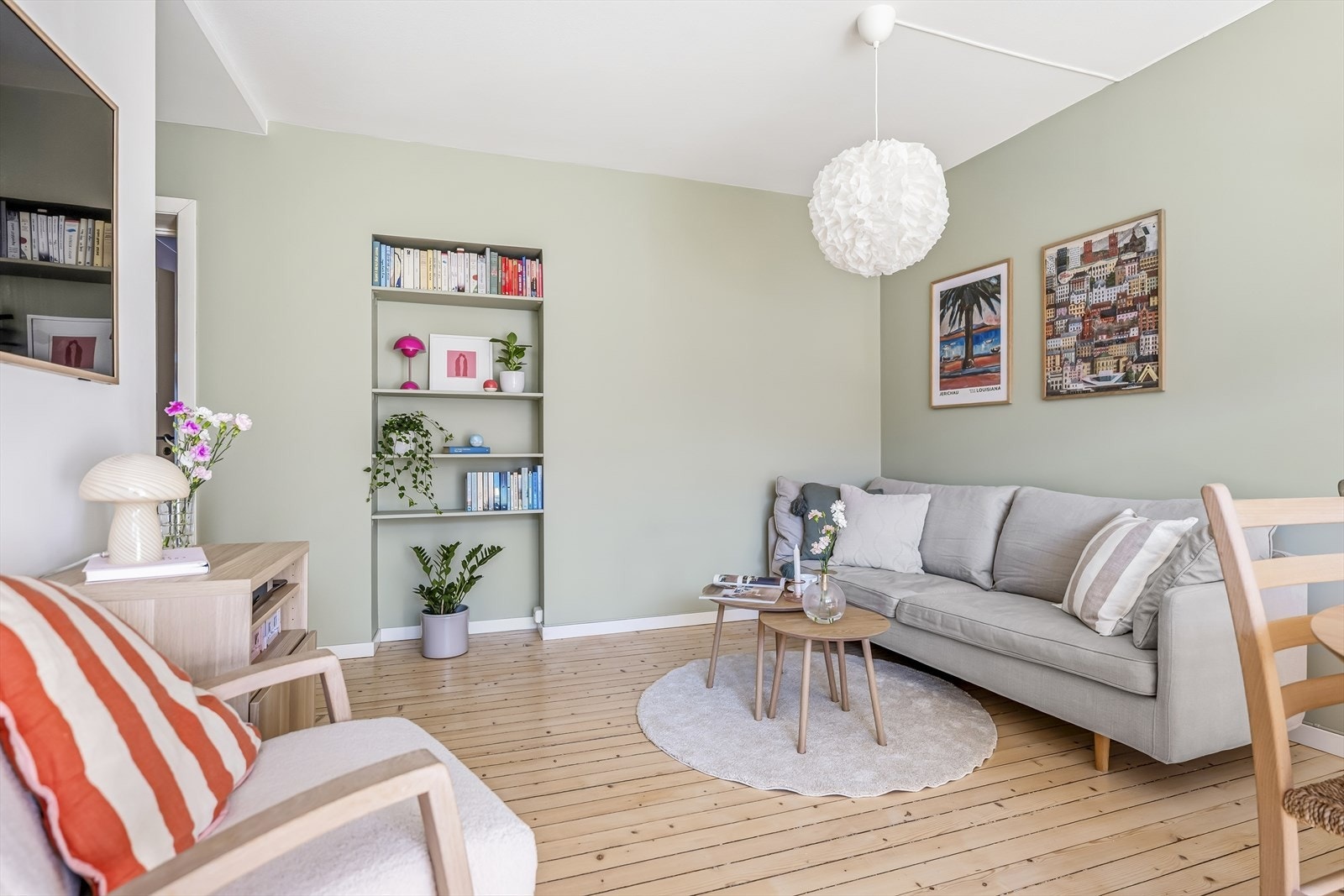 Stuen har god plass til sofagruppe og en smart, integrert bokhylle. Veggene her ble malt i 2021. Galleribilde