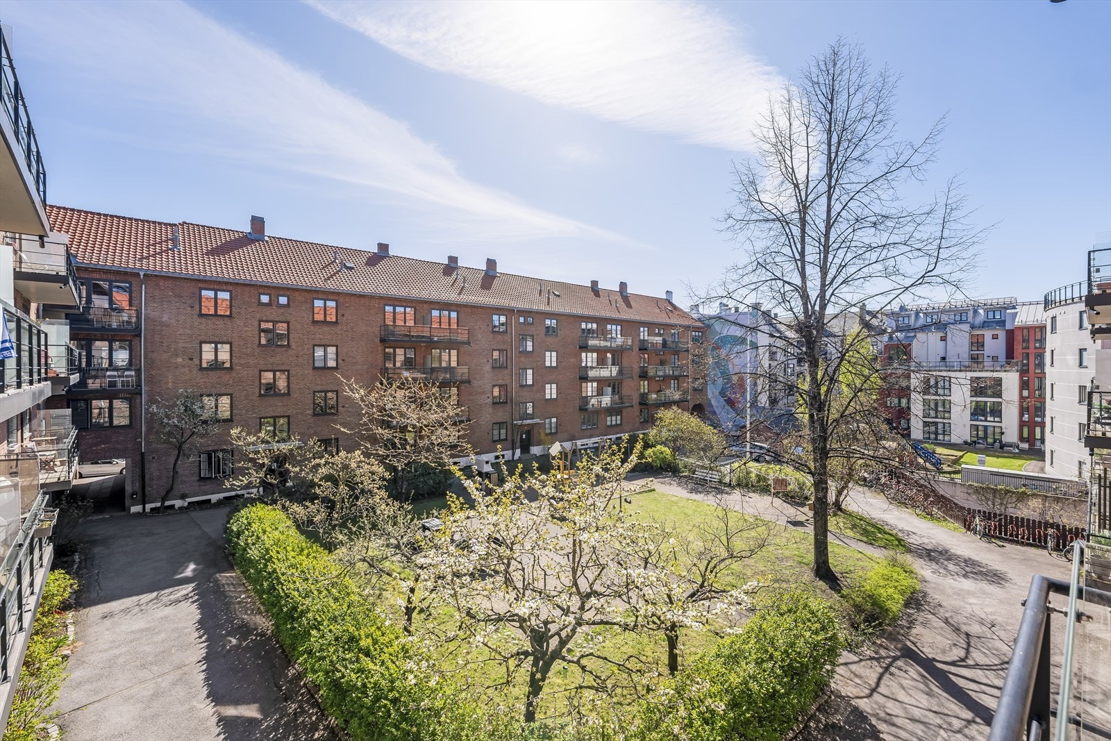 Borettslaget har et flott, opparbeidet fellesareal med grøntområder og sitteplasser. Galleribilde
